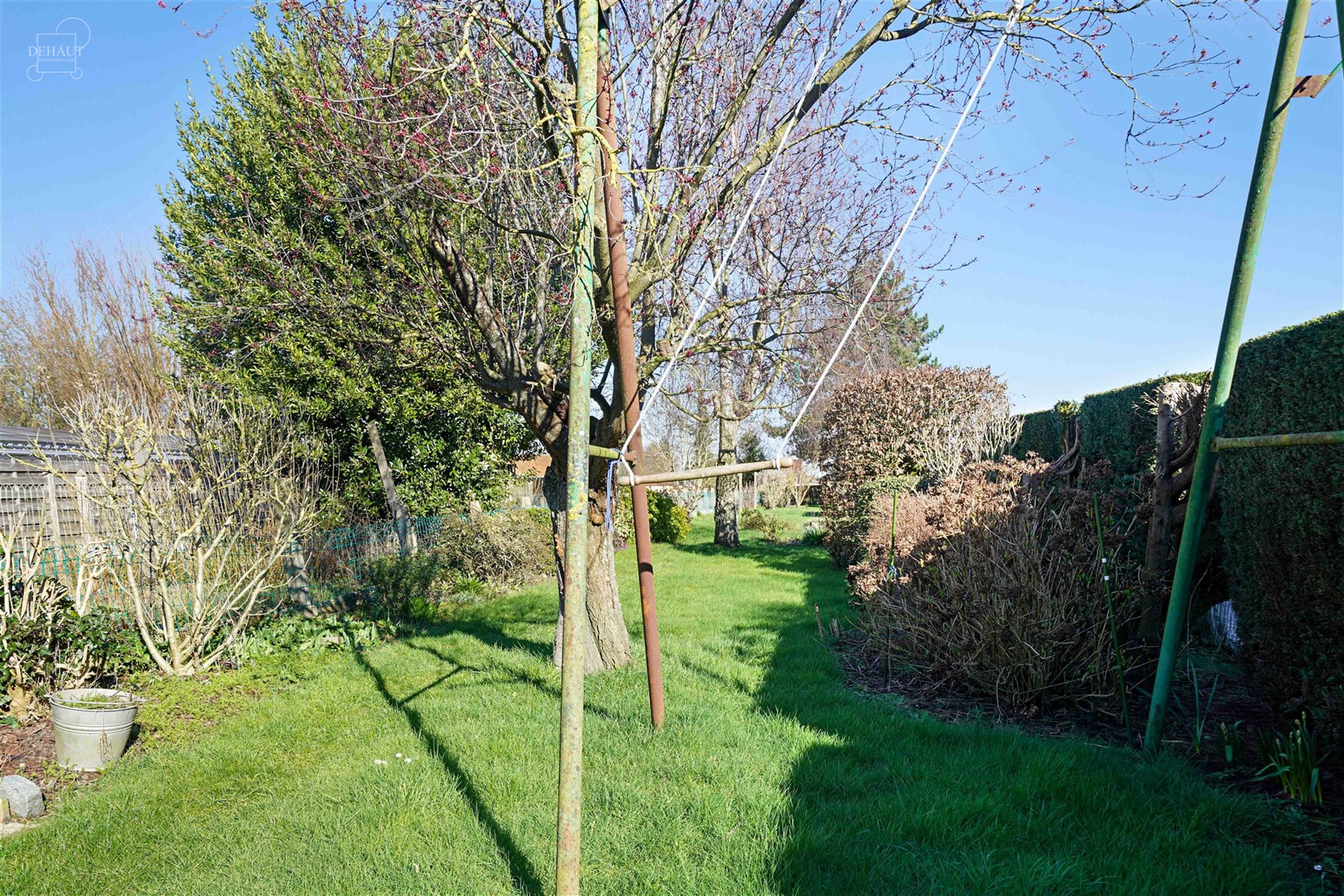 Très jolie maison de ville comprenant un hall d'entrée, un lumineux séjour, une cuisine équipée, une salle de bain, un WC indépendant, une buand...