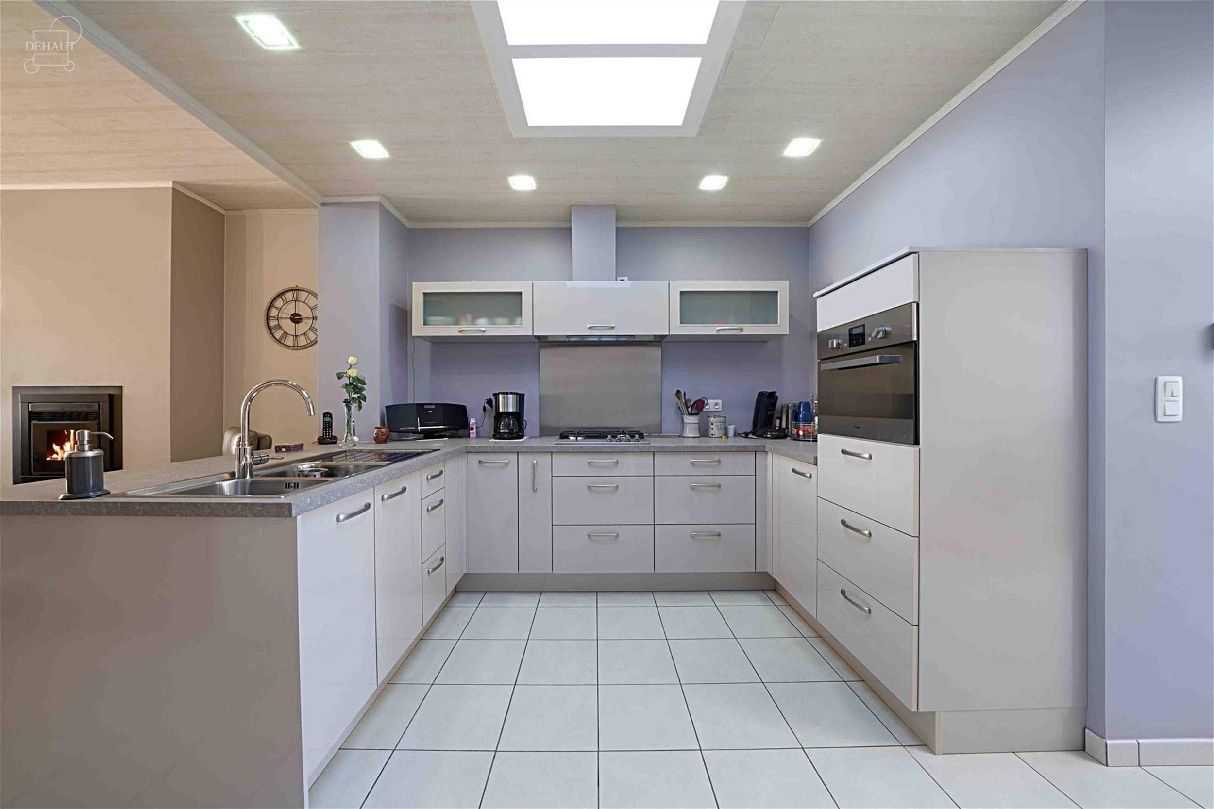 Très jolie maison de ville comprenant un hall d'entrée, un lumineux séjour, une cuisine équipée, une salle de bain, un WC indépendant, une buand...