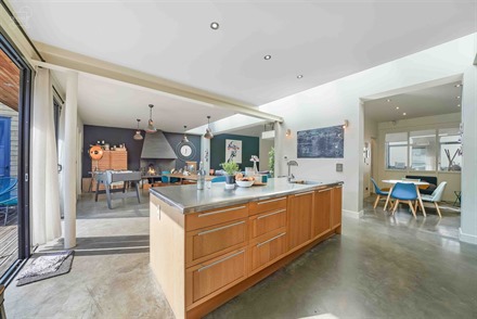 Schitterend, groot dorpshuis met 3 gevels, volledig gerenoveerd door een architect in een eigentijdse stijl. De begane grond bestaat uit een grote hal...