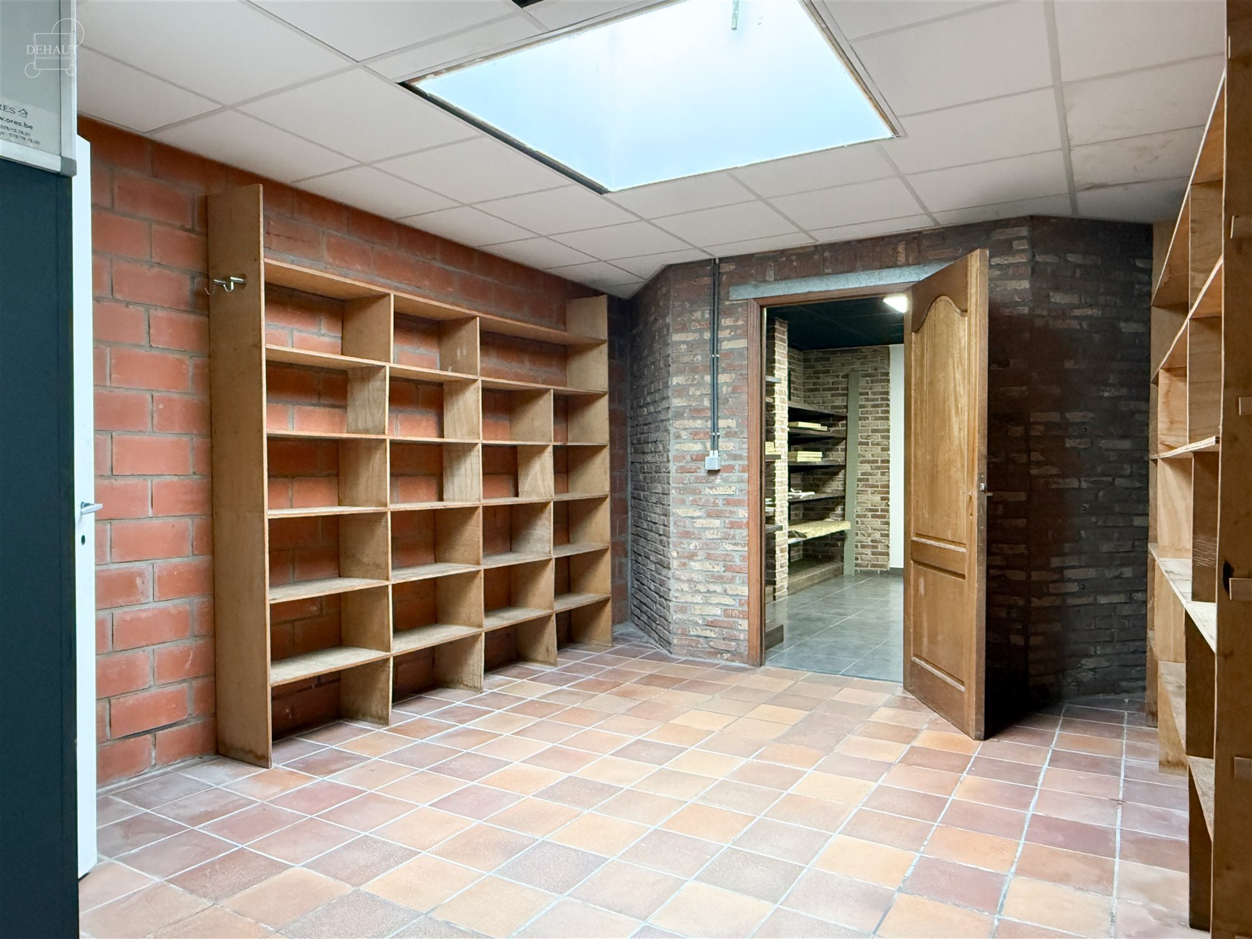 Bel appartement situé au 1er étage comprenant un spacieux séjour ouvert sur cuisine équipée, une salle de douche, un WC indépendant, deux chambr...