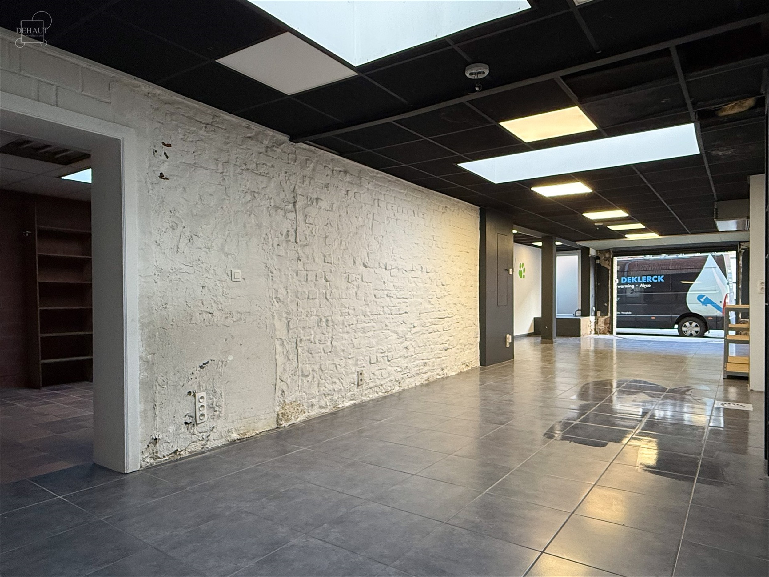 Bel appartement situé au 1er étage comprenant un spacieux séjour ouvert sur cuisine équipée, une salle de douche, un WC indépendant, deux chambr...