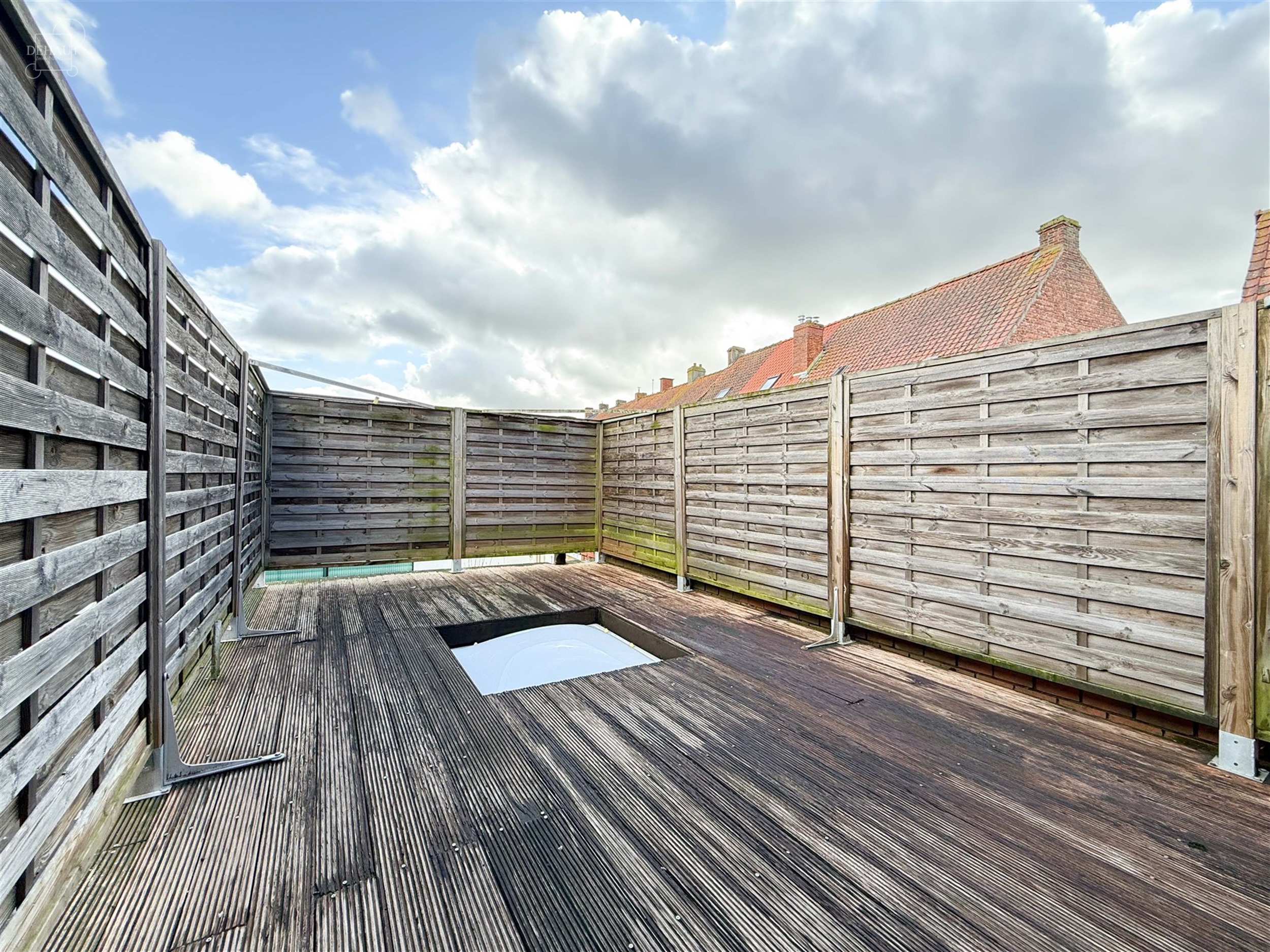 Bel appartement situé au 1er étage comprenant un spacieux séjour ouvert sur cuisine équipée, une salle de douche, un WC indépendant, deux chambr...
