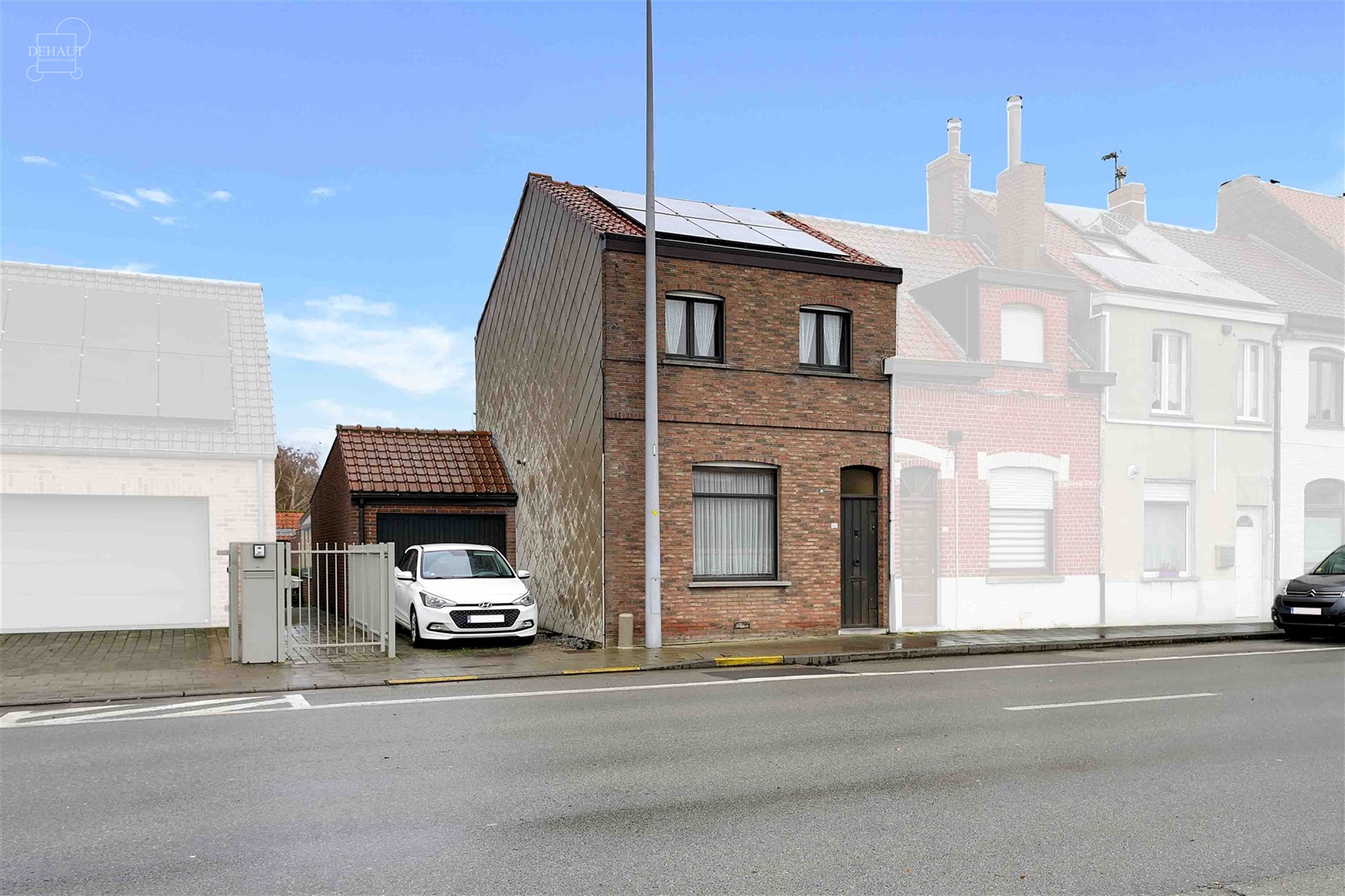 Maison de ville 3 façades en cours de rénovation avec garage attenant. Se compose d'un hall d'entrée desservant un séjour, une cuisine, une cave, ...