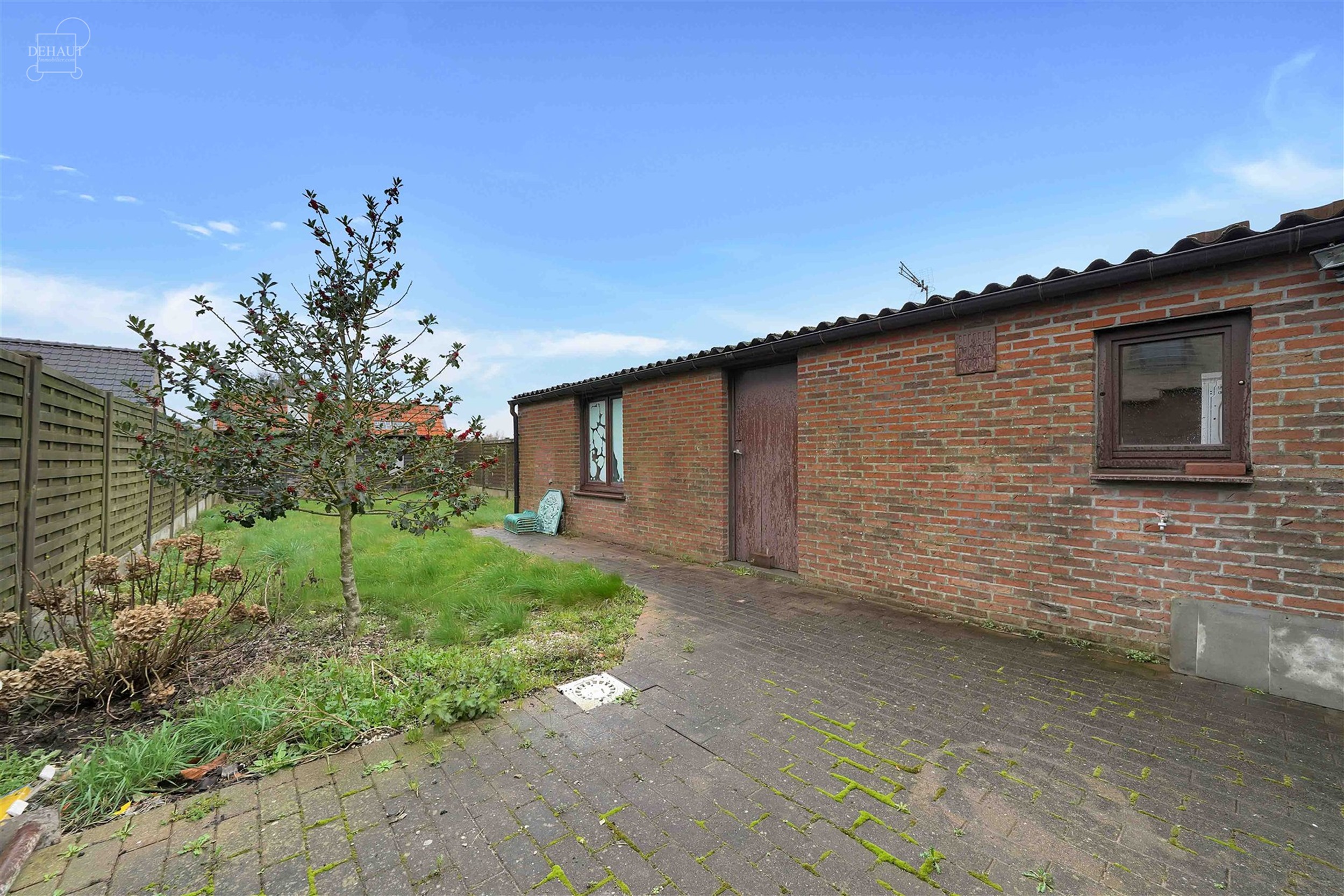 Maison de ville 3 façades en cours de rénovation avec garage attenant. Se compose d'un hall d'entrée desservant un séjour, une cuisine, une cave, ...