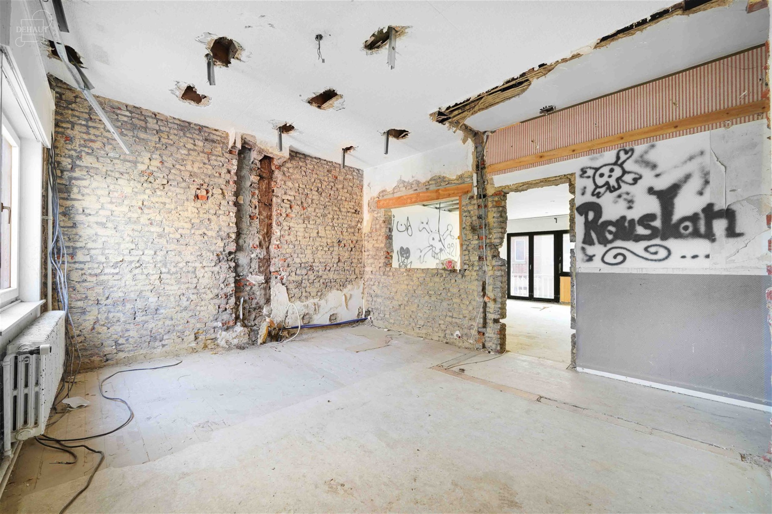 Maison de commerce d'env. 280m² avec jardin à rénover en plein coeur du centre ville de COMINES. Un bâtiment aux multiples possibilités.  
...