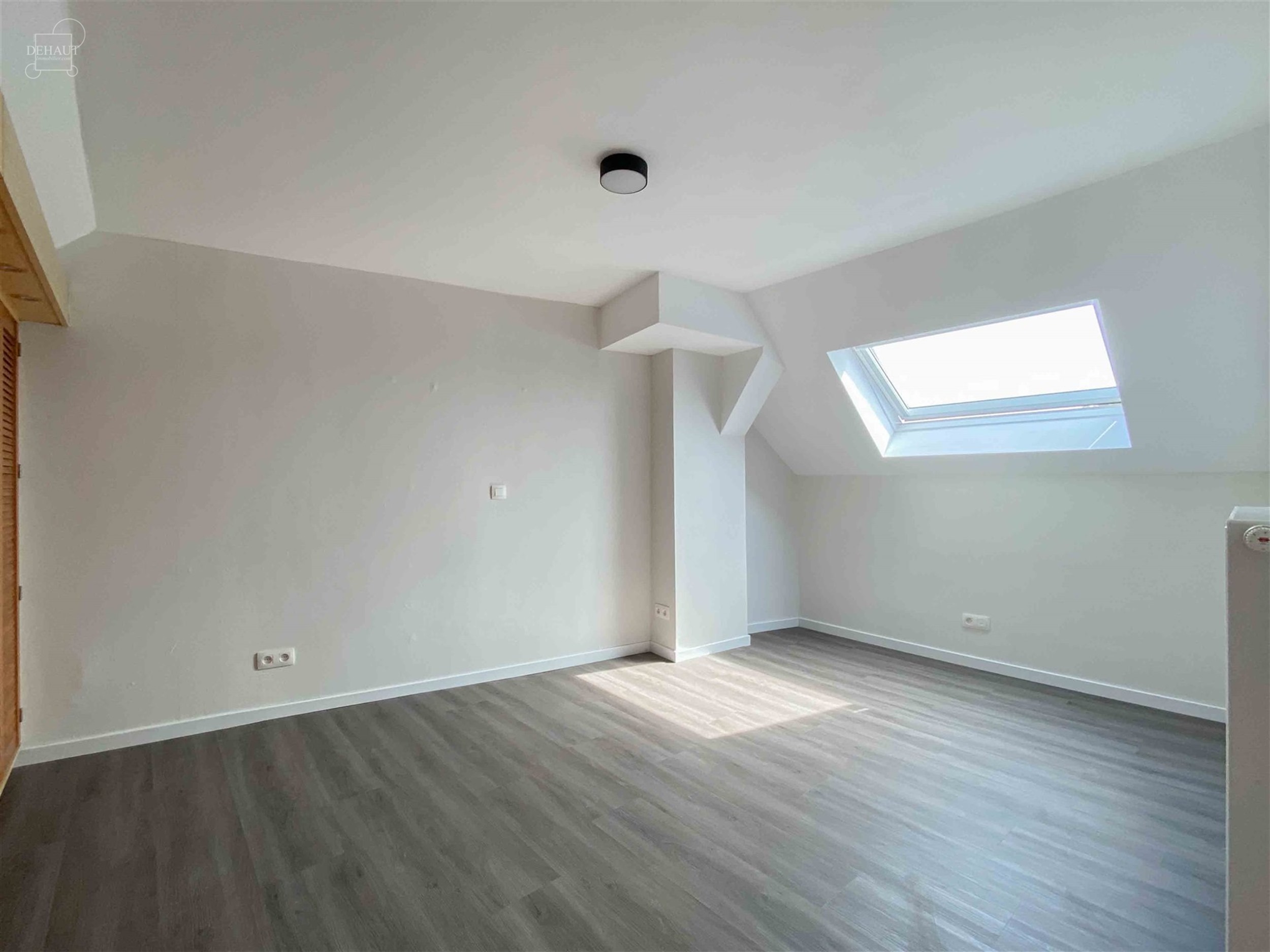 Très bel appartement duplex au premier étage d'un immeuble entièrement rénové en 2024. Propose un hall d'entrée desservant un joli séjour, une ...