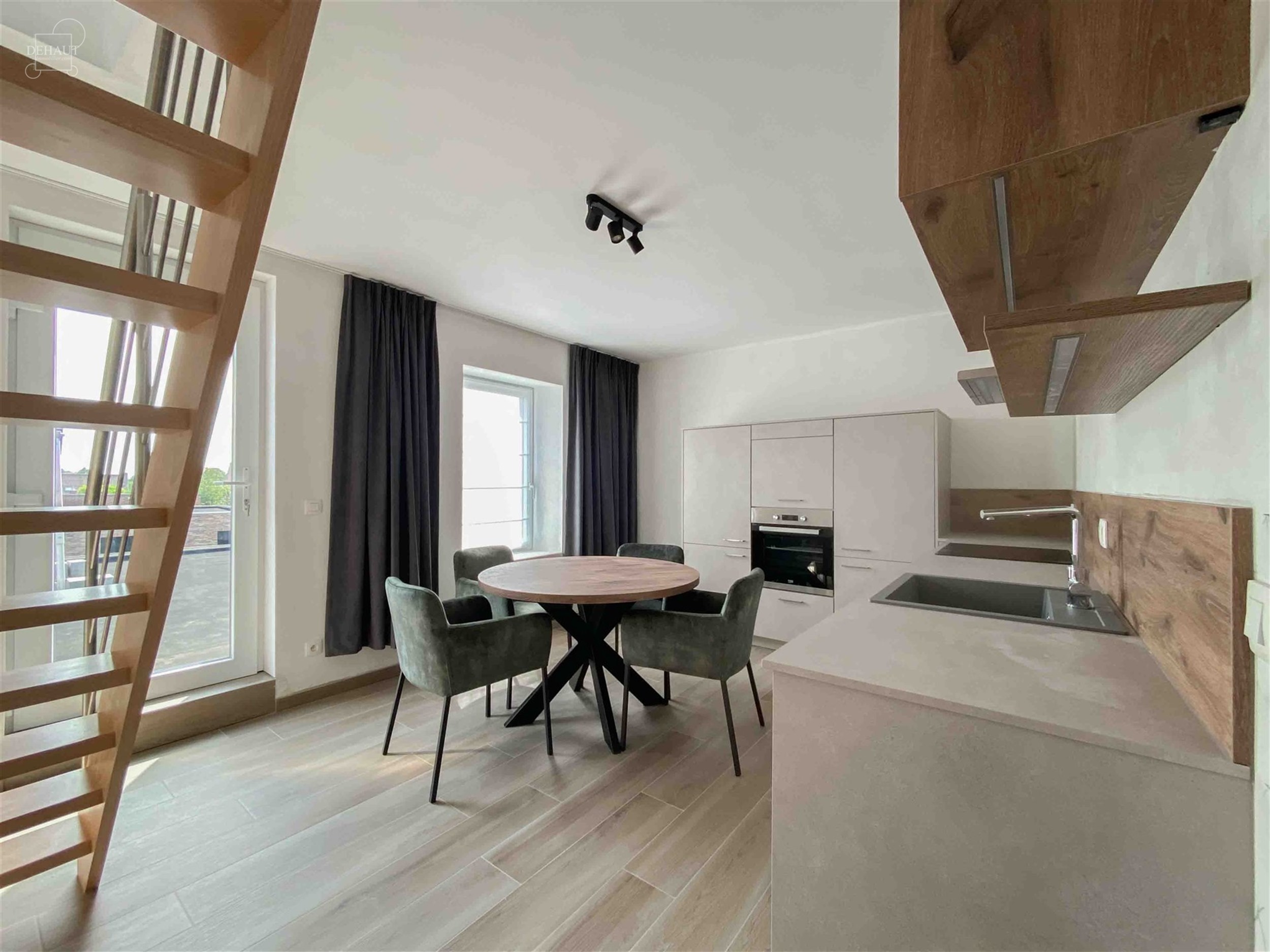 Très bel appartement duplex au premier étage d'un immeuble entièrement rénové en 2024. Propose un hall d'entrée desservant un joli séjour, une ...