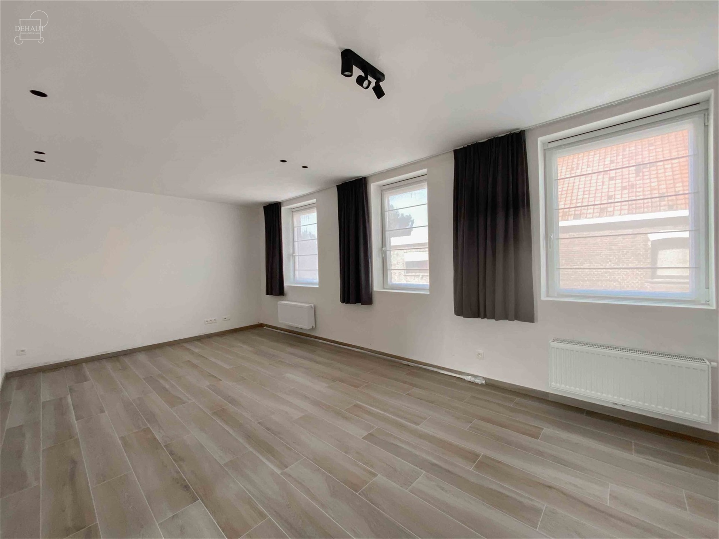 Très bel appartement duplex au premier étage d'un immeuble entièrement rénové en 2024. Propose un hall d'entrée desservant un joli séjour, une ...