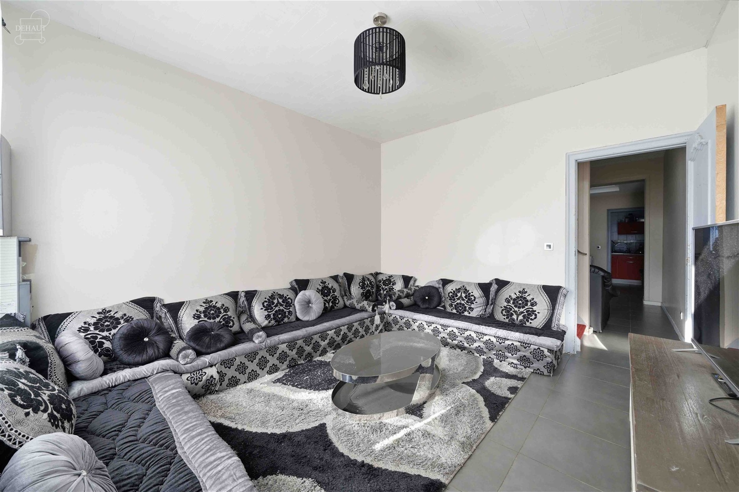 Maison de ville disposant d'un salon, un séjour, une cuisine, une véranda, un WC indépendant, une salle de bain avec baignoire et WC supplémentair...