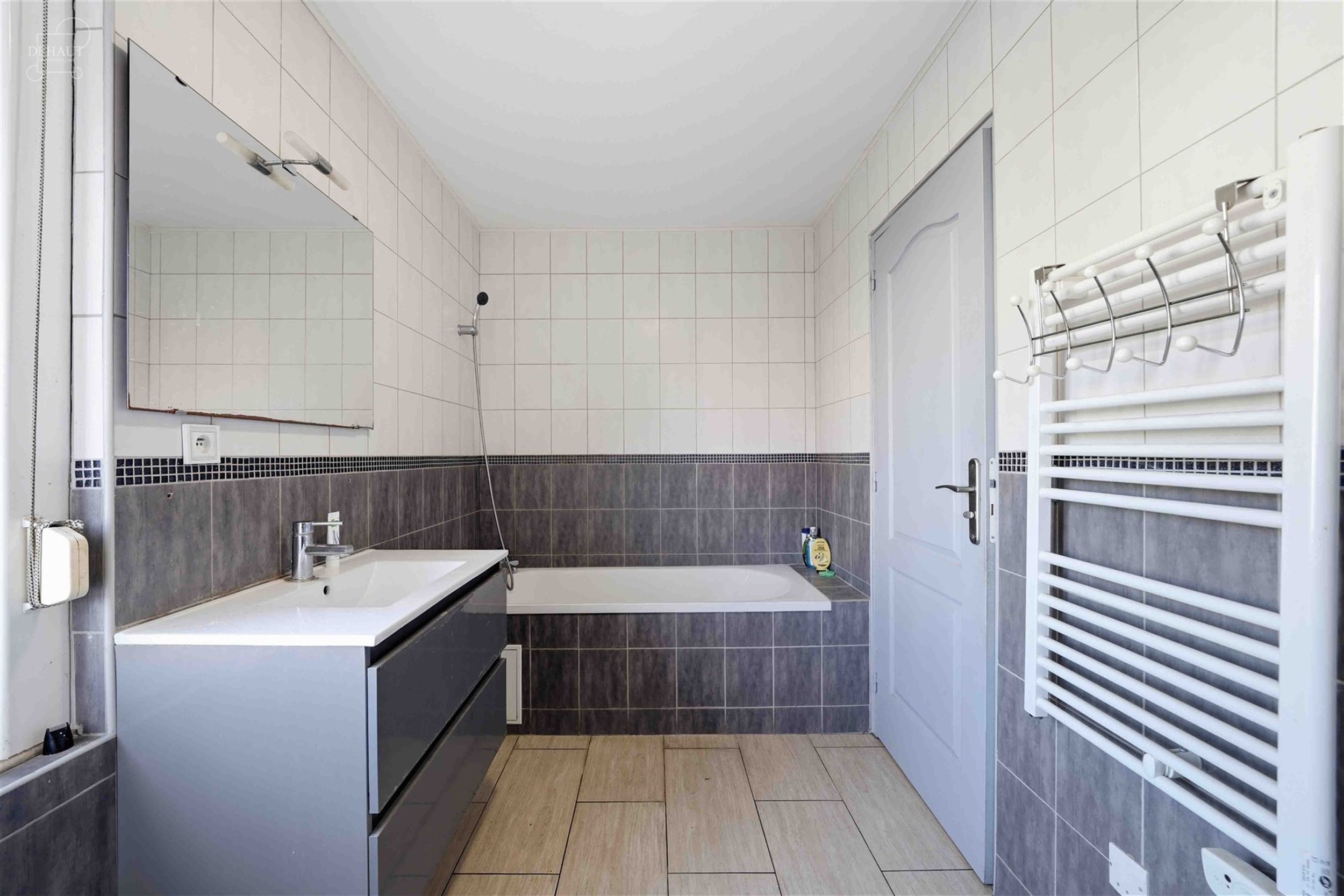 Maison de ville disposant d'un salon, un séjour, une cuisine, une véranda, un WC indépendant, une salle de bain avec baignoire et WC supplémentair...