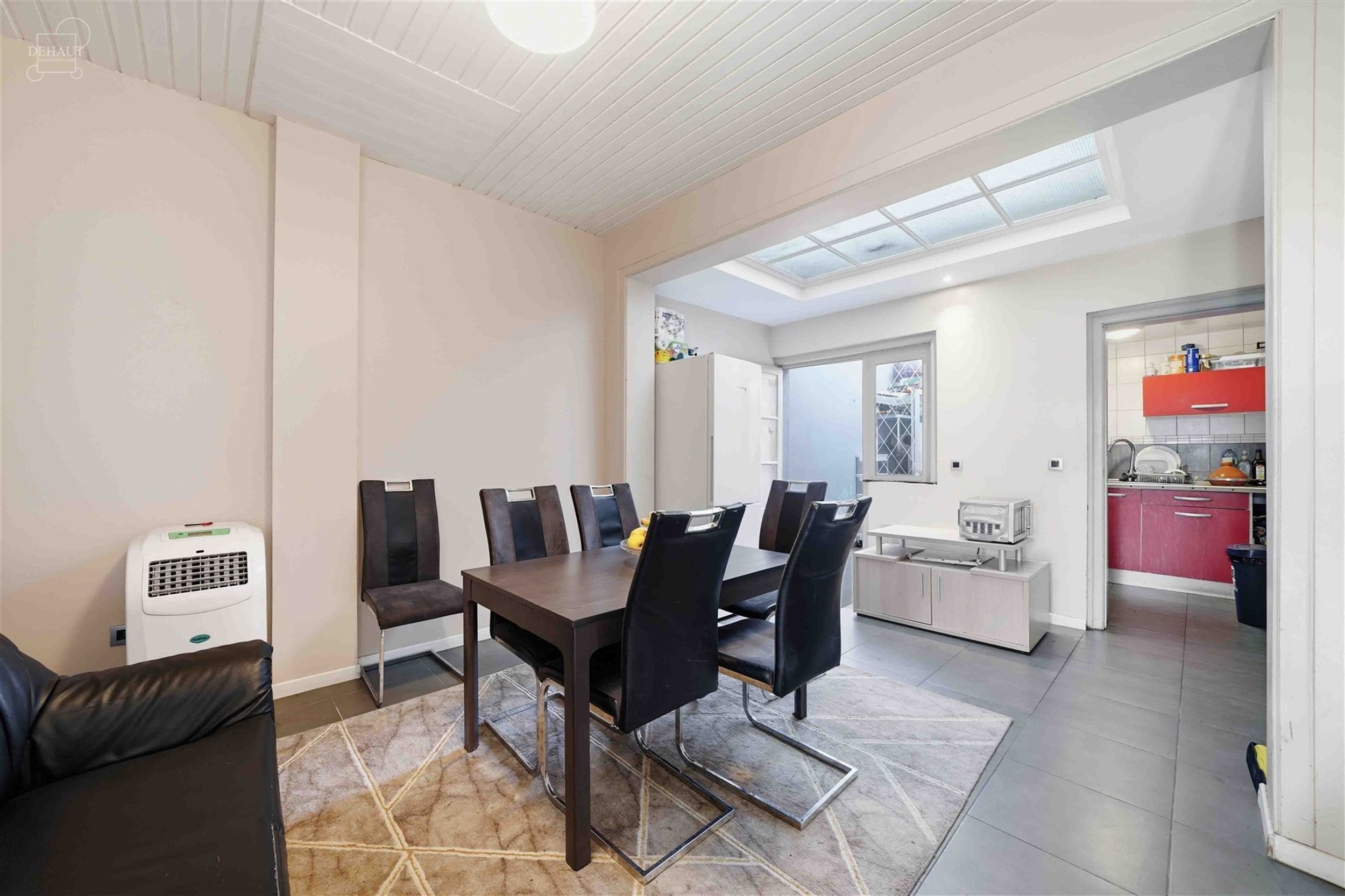 Maison de ville disposant d'un salon, un séjour, une cuisine, une véranda, un WC indépendant, une salle de bain avec baignoire et WC supplémentair...