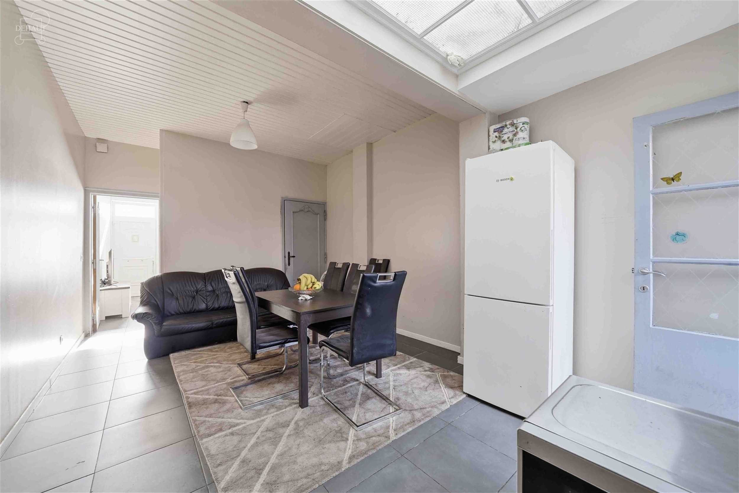 Maison de ville disposant d'un salon, un séjour, une cuisine, une véranda, un WC indépendant, une salle de bain avec baignoire et WC supplémentair...