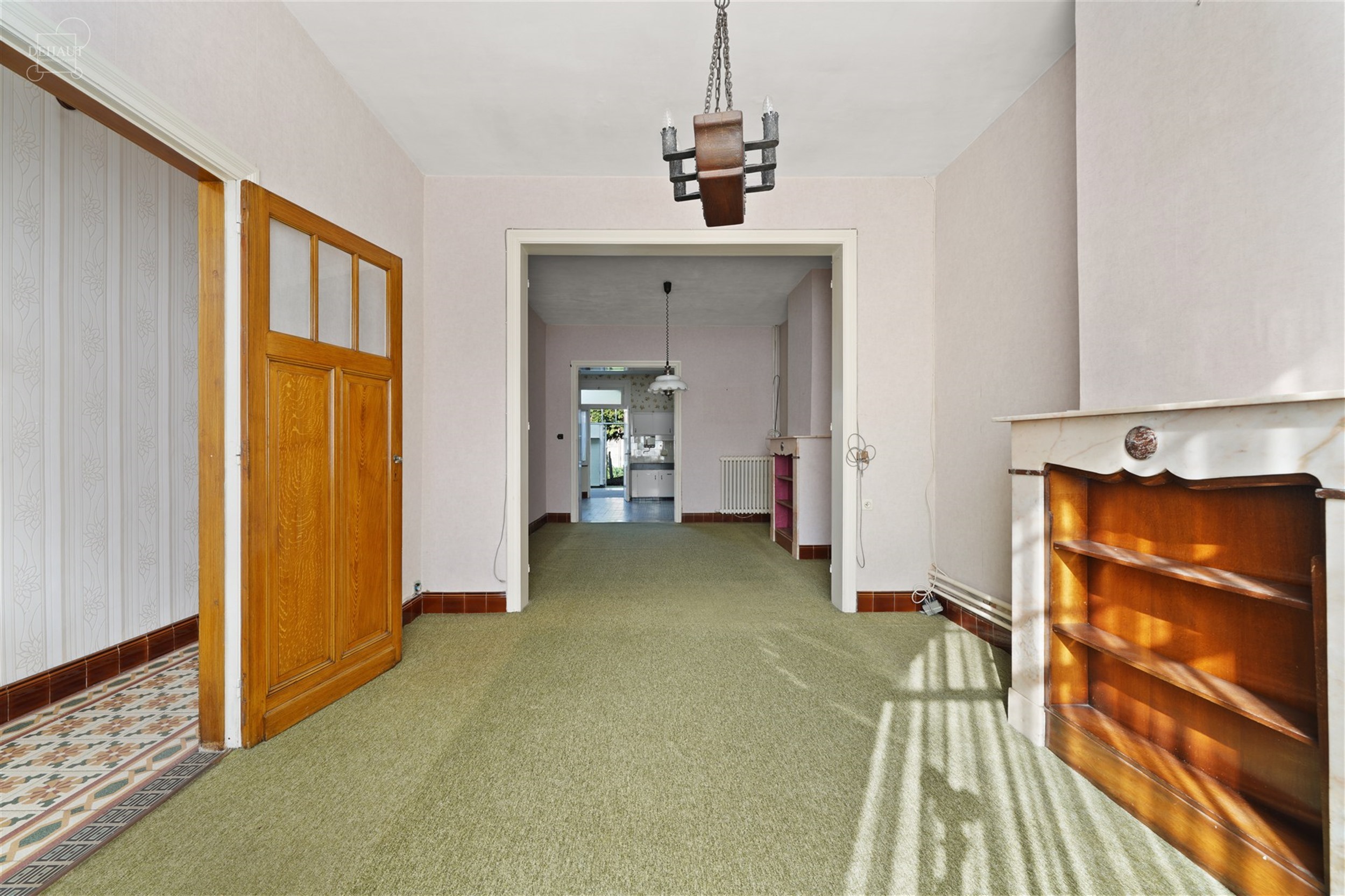 Charmant dorpshuis dat gerenoveerd moet worden. Heeft een mooie open woonruimte met keuken van ongeveer 45m², een serre die toegang geeft tot een bad...