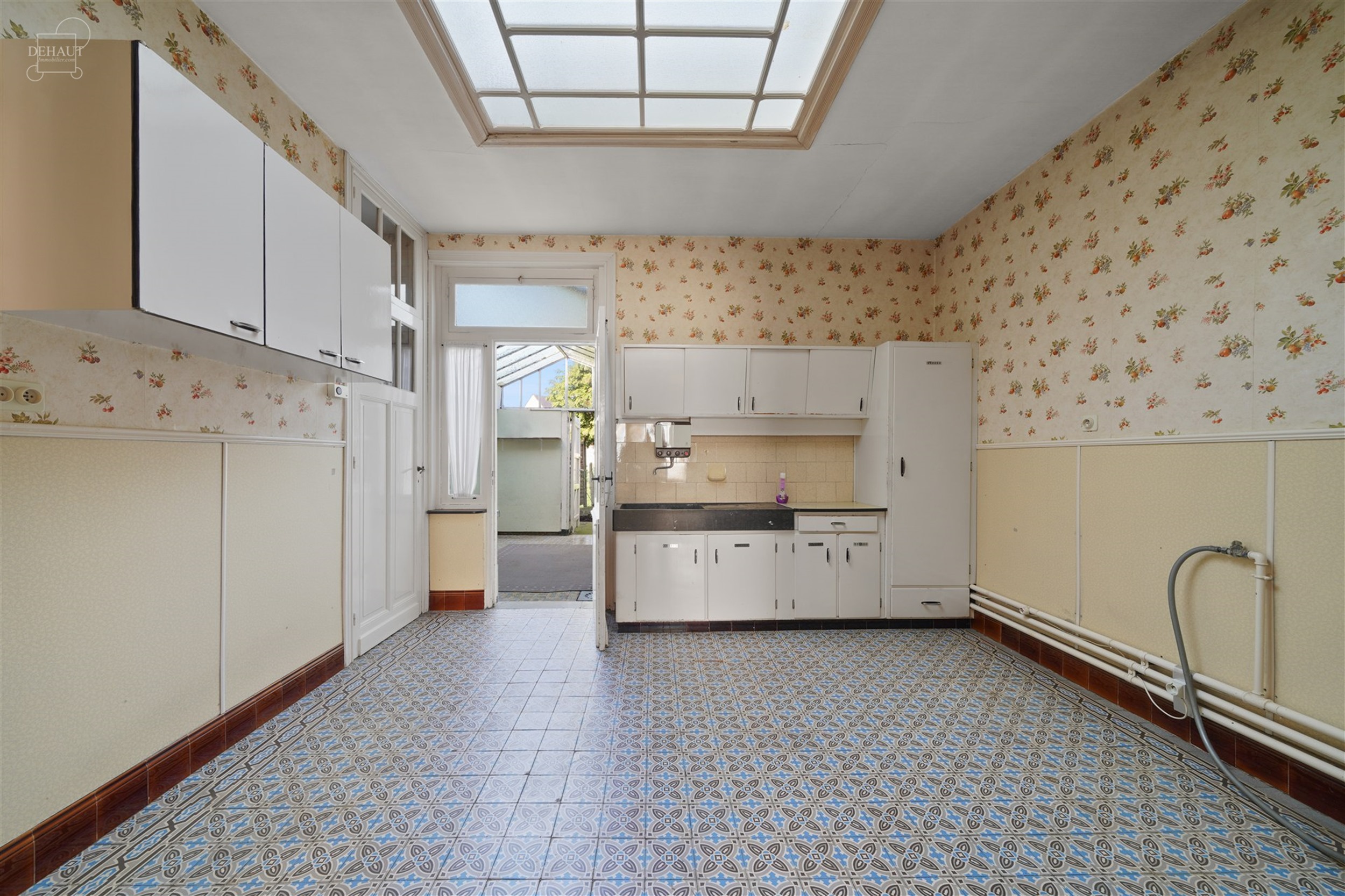 Charmant dorpshuis dat gerenoveerd moet worden. Heeft een mooie open woonruimte met keuken van ongeveer 45m², een serre die toegang geeft tot een bad...