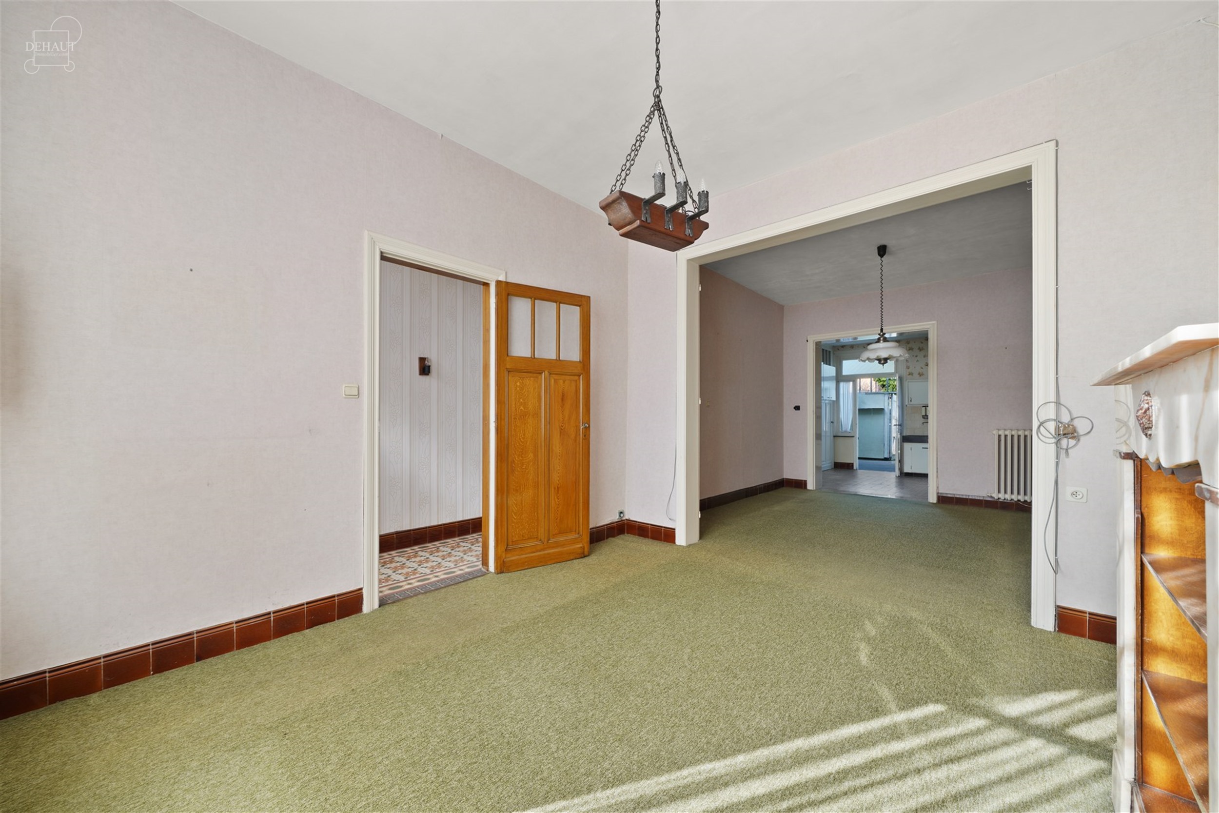 Charmant dorpshuis dat gerenoveerd moet worden. Heeft een mooie open woonruimte met keuken van ongeveer 45m², een serre die toegang geeft tot een bad...