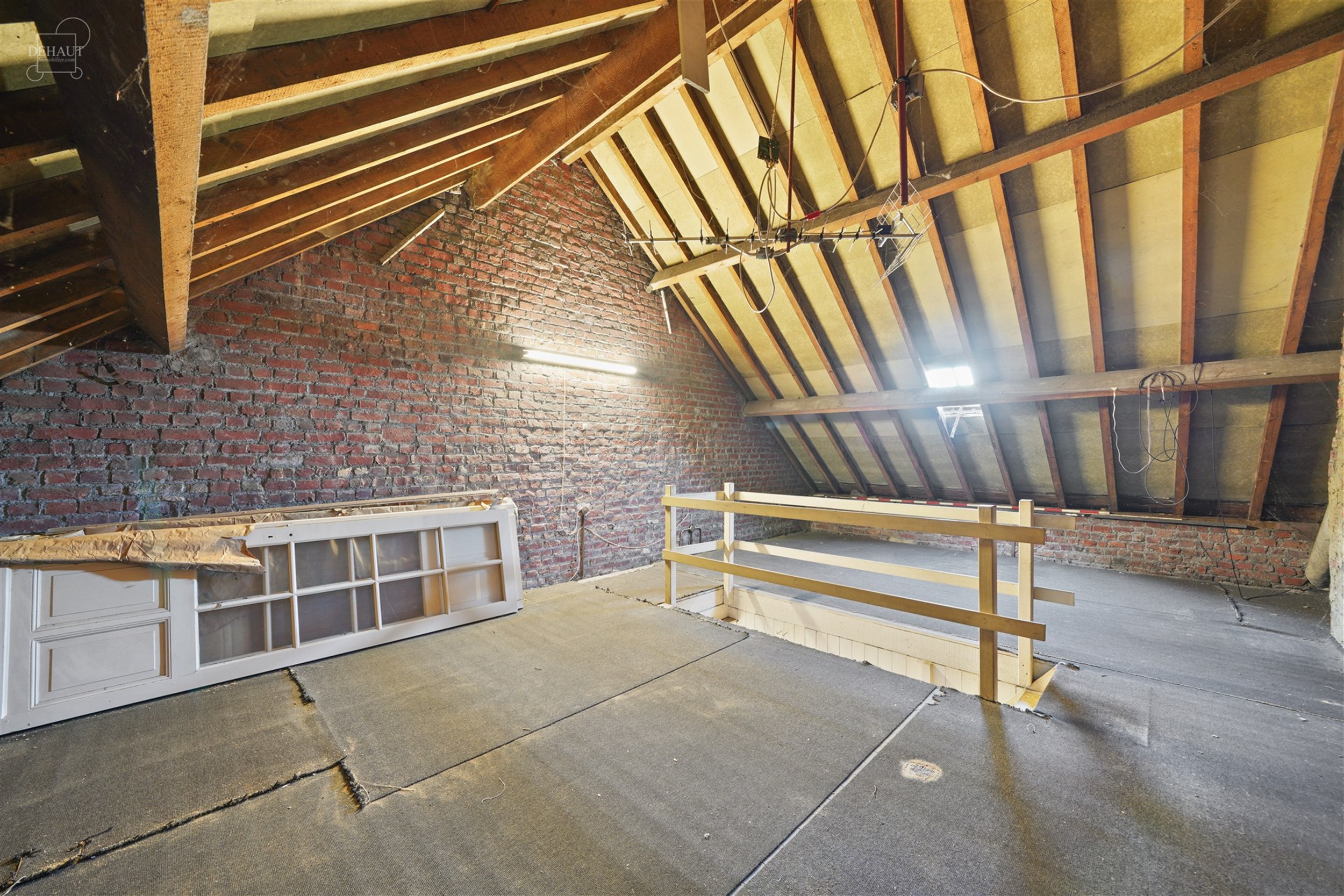 Charmant dorpshuis dat gerenoveerd moet worden. Heeft een mooie open woonruimte met keuken van ongeveer 45m², een serre die toegang geeft tot een bad...