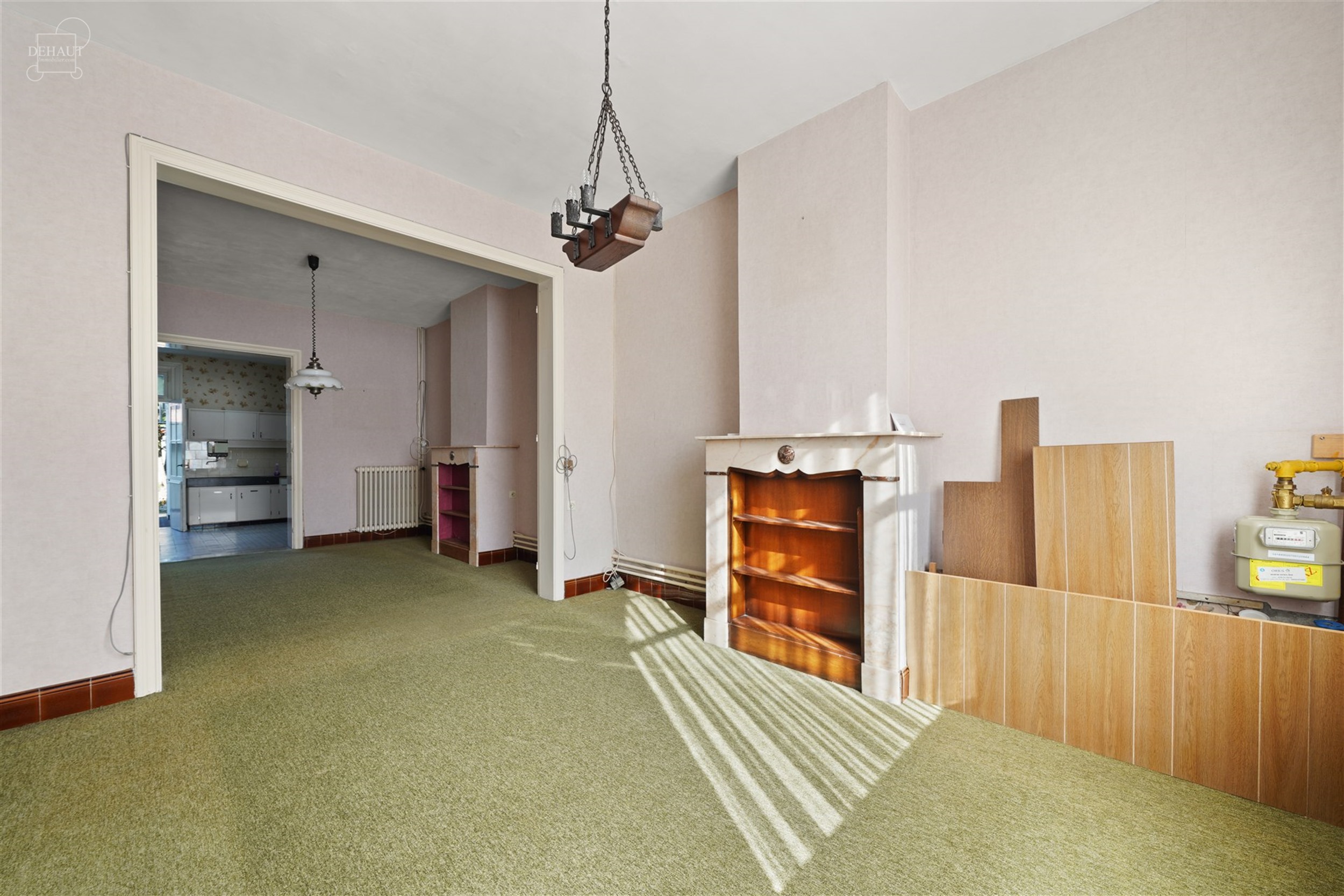 Charmant dorpshuis dat gerenoveerd moet worden. Heeft een mooie open woonruimte met keuken van ongeveer 45m², een serre die toegang geeft tot een bad...