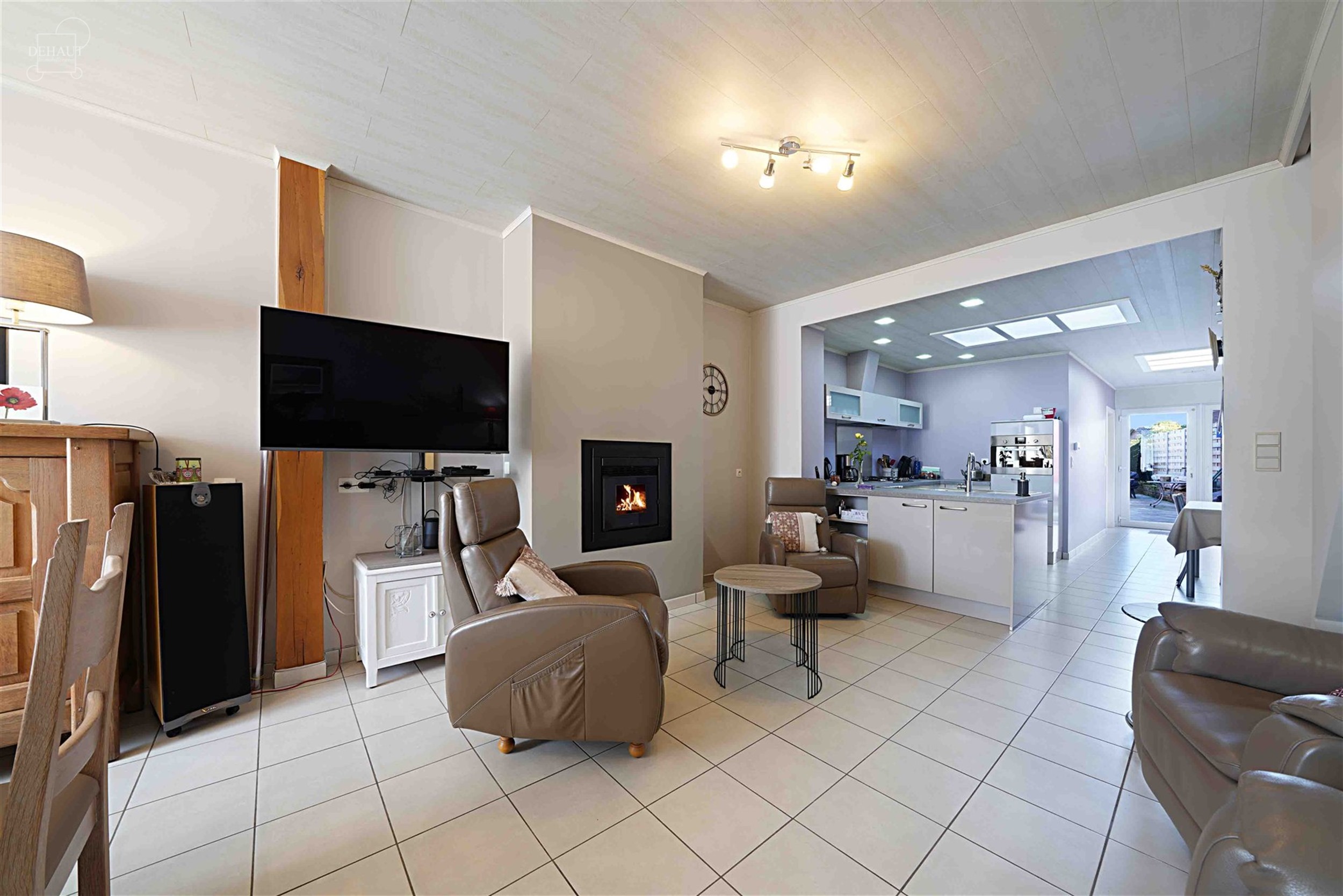 Très jolie maison de ville comprenant un hall d'entrée, un lumineux séjour, une cuisine équipée, une salle de bain, un WC indépendant, une buand...