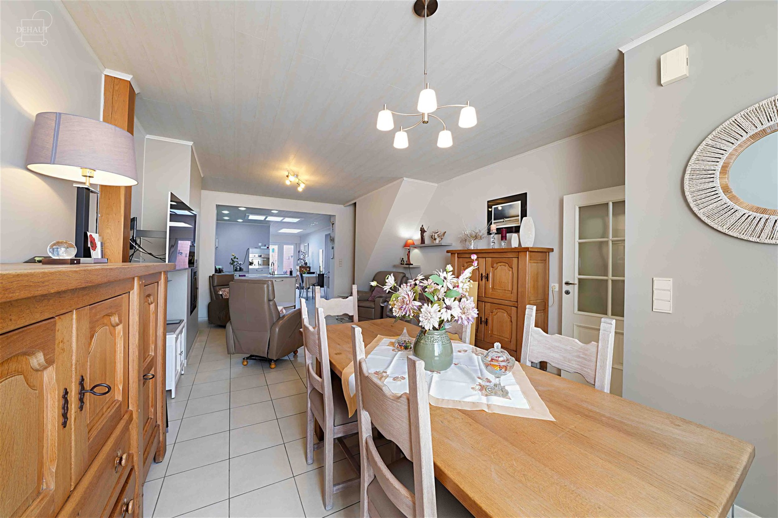 Très jolie maison de ville comprenant un hall d'entrée, un lumineux séjour, une cuisine équipée, une salle de bain, un WC indépendant, une buand...