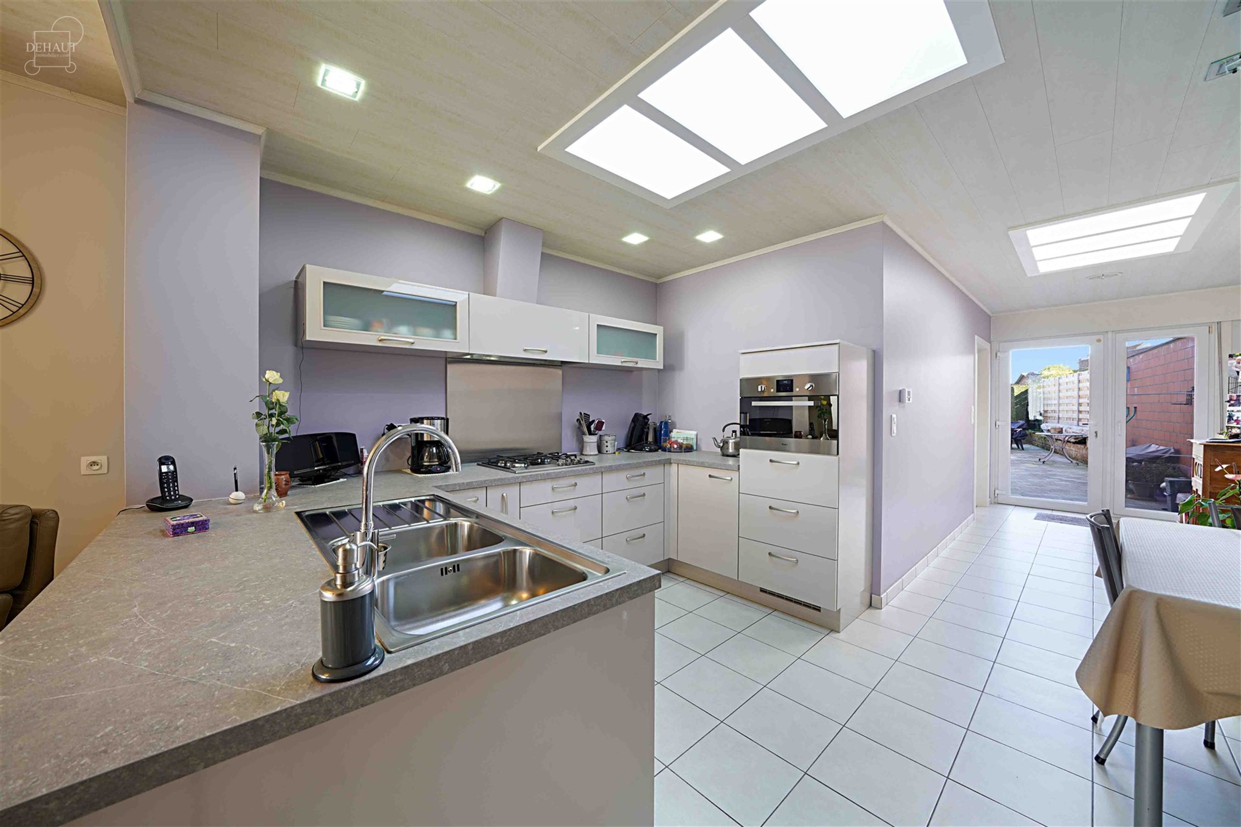 Très jolie maison de ville comprenant un hall d'entrée, un lumineux séjour, une cuisine équipée, une salle de bain, un WC indépendant, une buand...