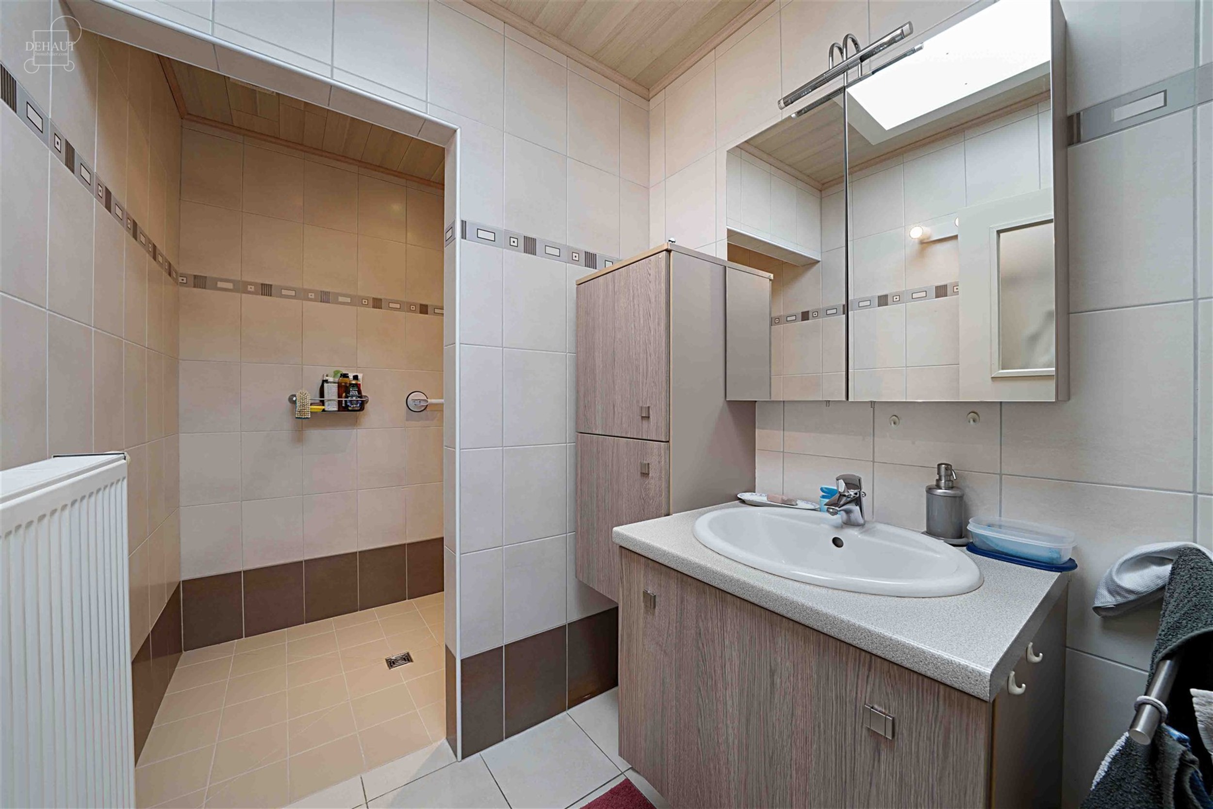 Très jolie maison de ville comprenant un hall d'entrée, un lumineux séjour, une cuisine équipée, une salle de bain, un WC indépendant, une buand...