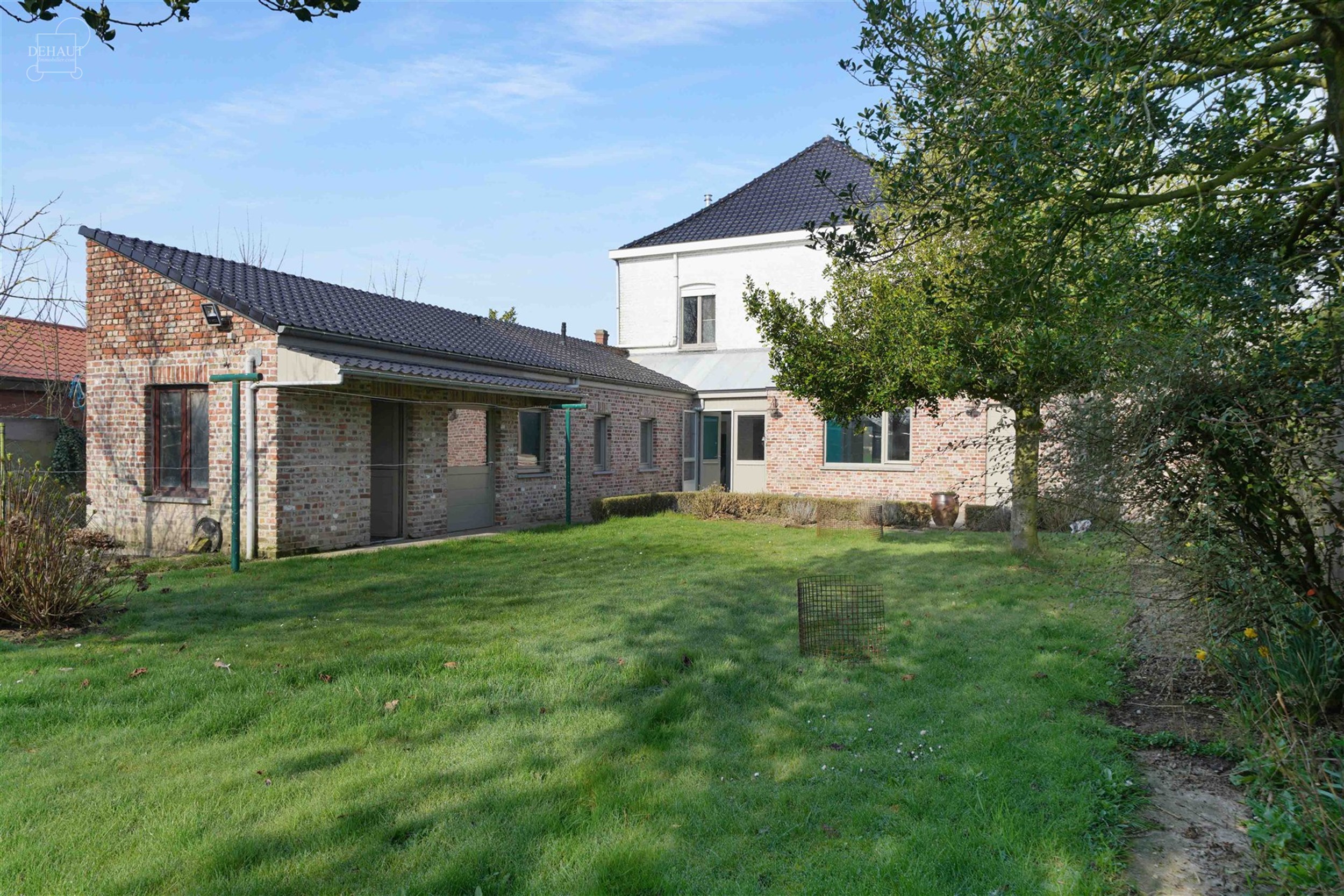 Veelbelovende vrijstaande stadswoning met deel van een bouwkavel aan de achterzijde met uitzicht op Résidence Val de Lys.
Beschikt over ca. 180m² w...