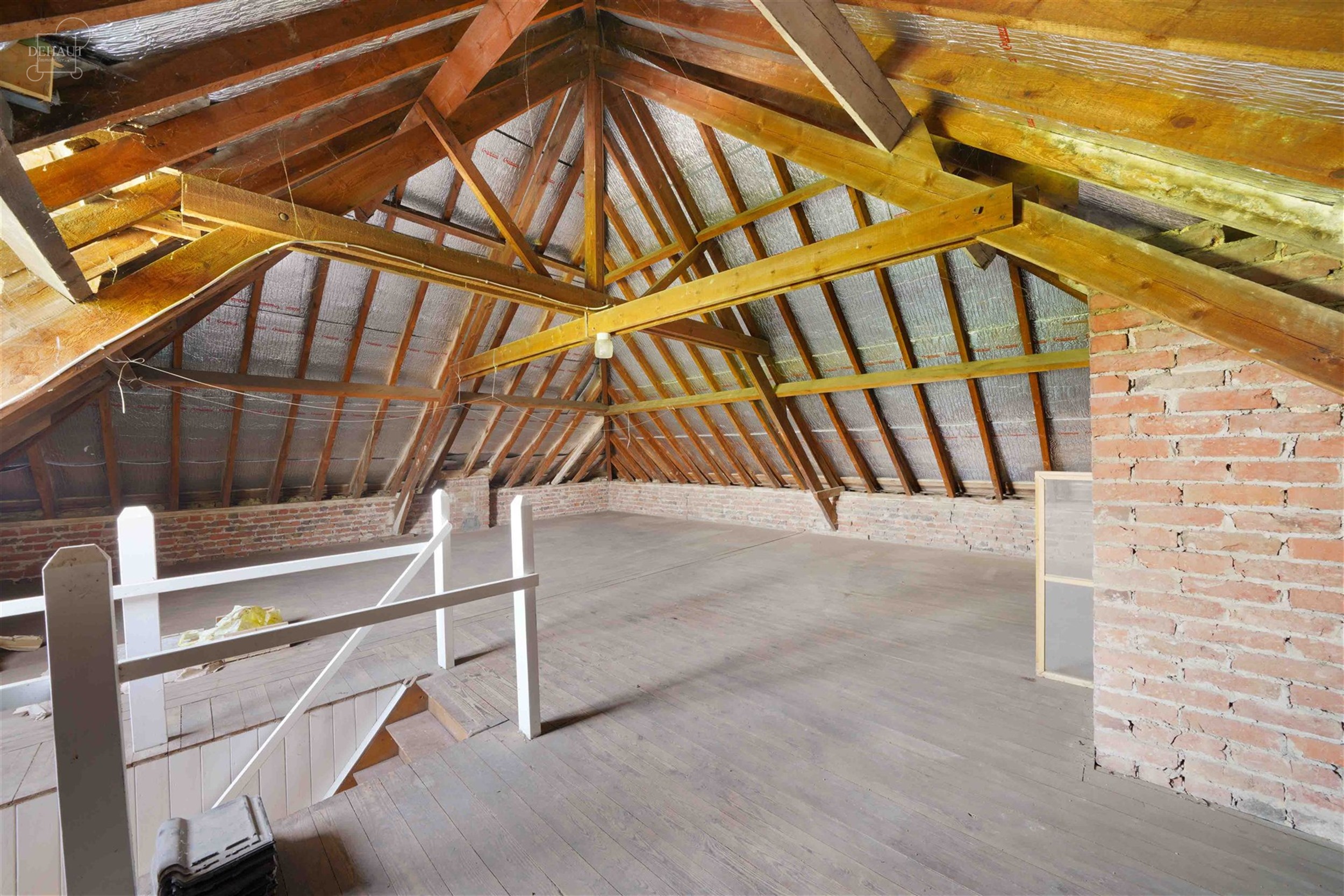 Veelbelovende vrijstaande stadswoning met deel van een bouwkavel aan de achterzijde met uitzicht op Résidence Val de Lys.
Beschikt over ca. 180m² w...