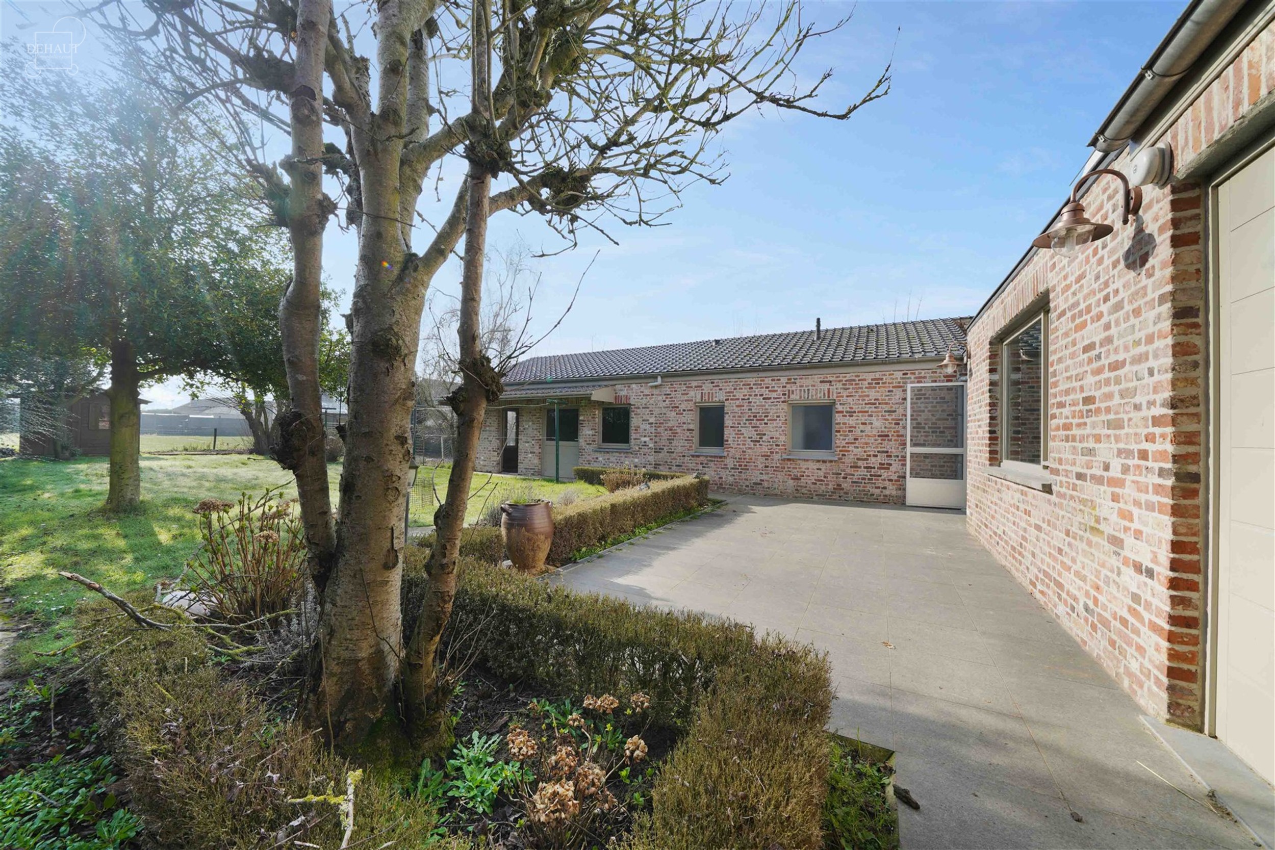 Veelbelovende vrijstaande stadswoning met deel van een bouwkavel aan de achterzijde met uitzicht op Résidence Val de Lys.
Beschikt over ca. 180m² w...