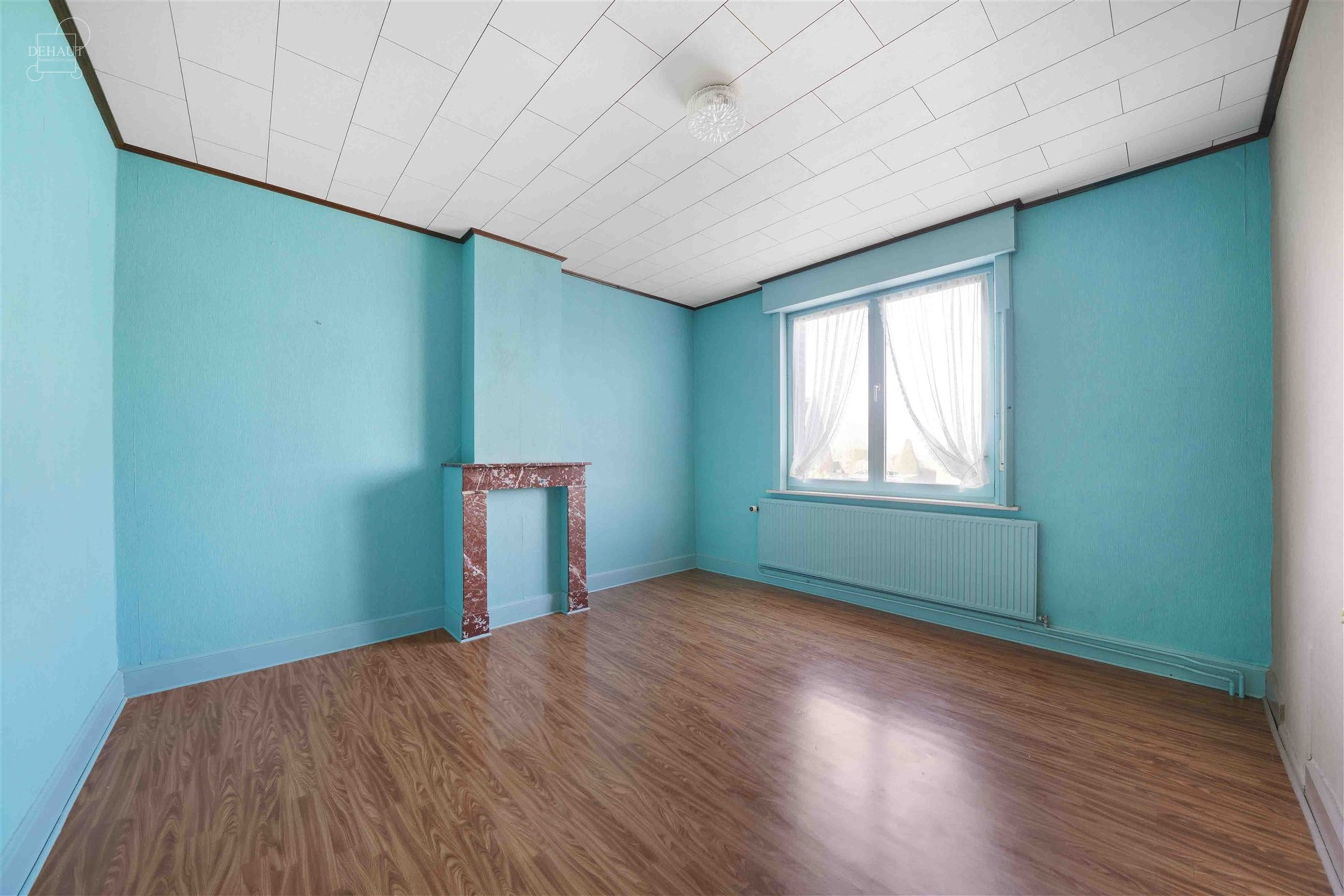 Veelbelovende vrijstaande stadswoning met deel van een bouwkavel aan de achterzijde met uitzicht op Résidence Val de Lys.
Beschikt over ca. 180m² w...