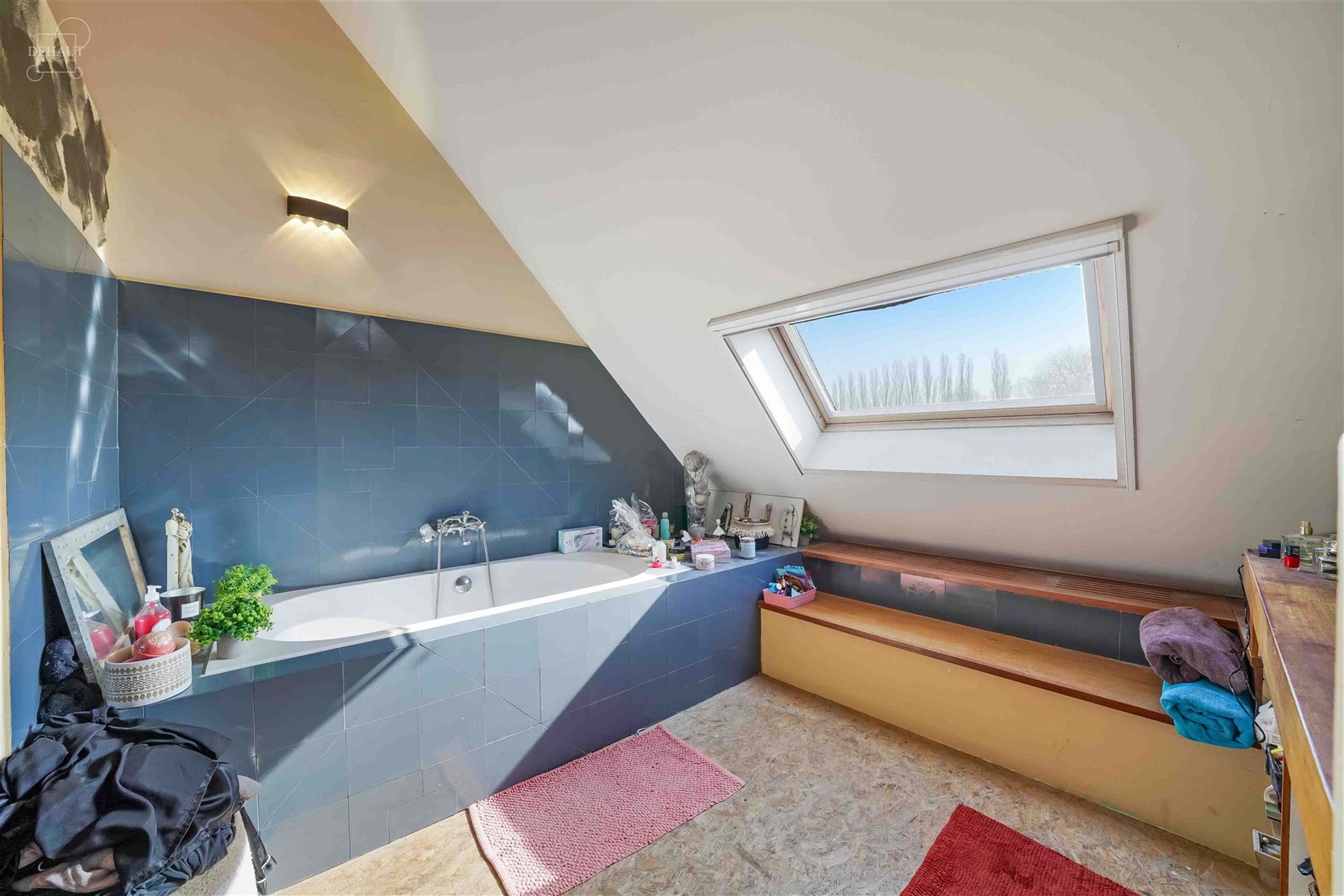 Schitterend, groot dorpshuis met 3 gevels, volledig gerenoveerd door een architect in een eigentijdse stijl. De begane grond bestaat uit een grote hal...