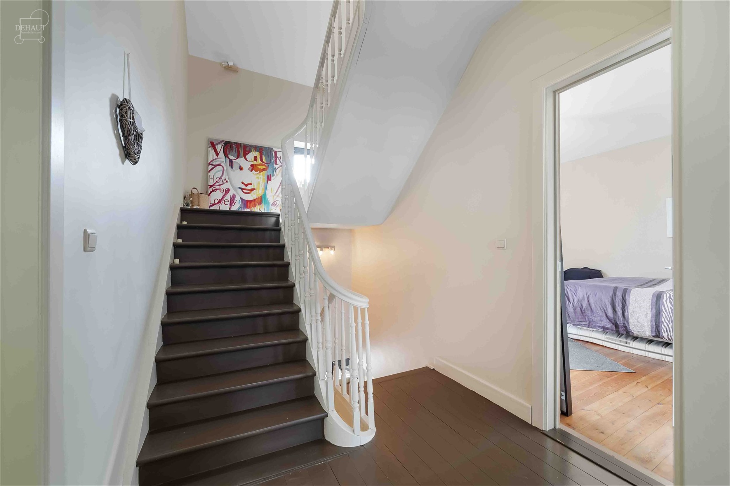 Schitterend, groot dorpshuis met 3 gevels, volledig gerenoveerd door een architect in een eigentijdse stijl. De begane grond bestaat uit een grote hal...