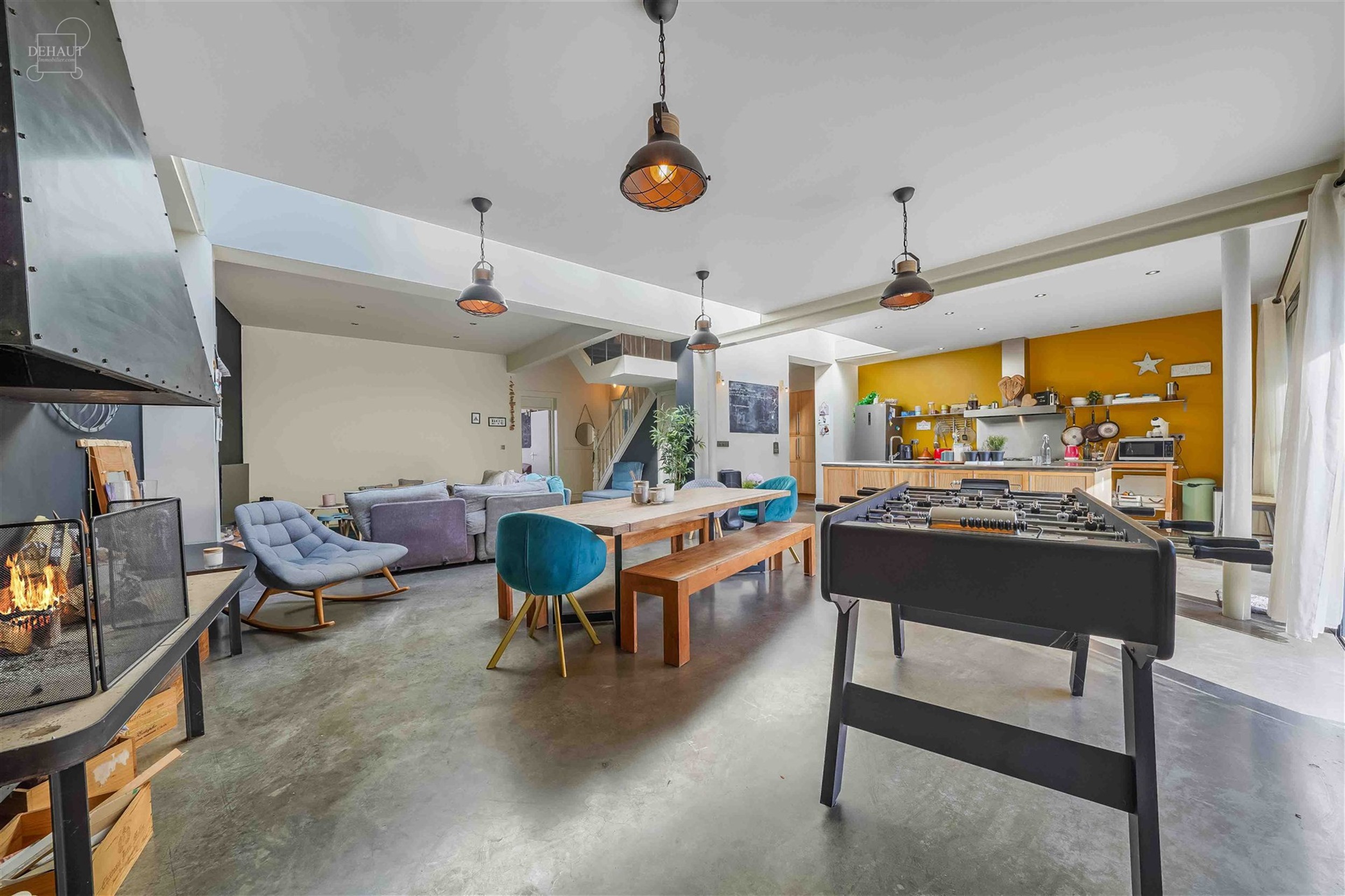 Schitterend, groot dorpshuis met 3 gevels, volledig gerenoveerd door een architect in een eigentijdse stijl. De begane grond bestaat uit een grote hal...