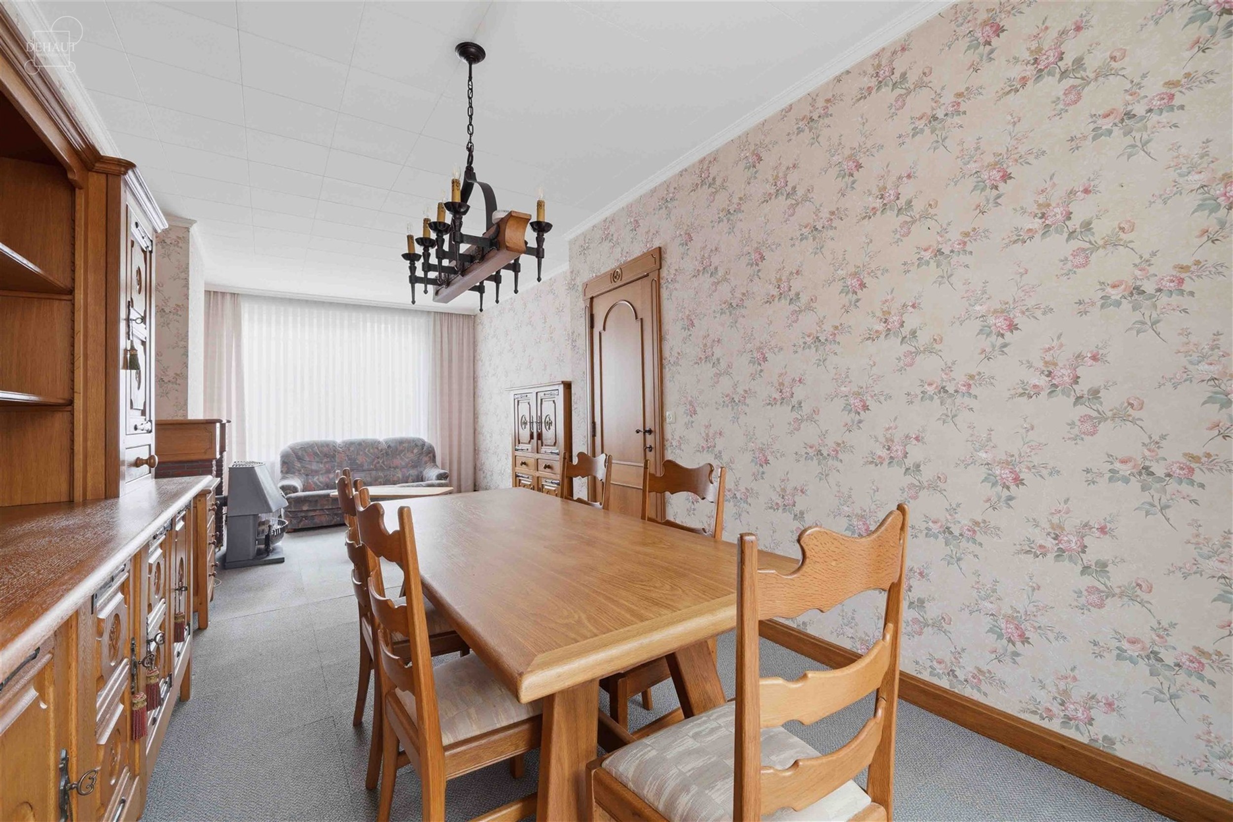 Stadswoning gelegen in een rustige straat vlakbij het stadscentrum. Het bestaat uit een mooie hal die leidt naar een woonkamer, een ingerichte keuken,...