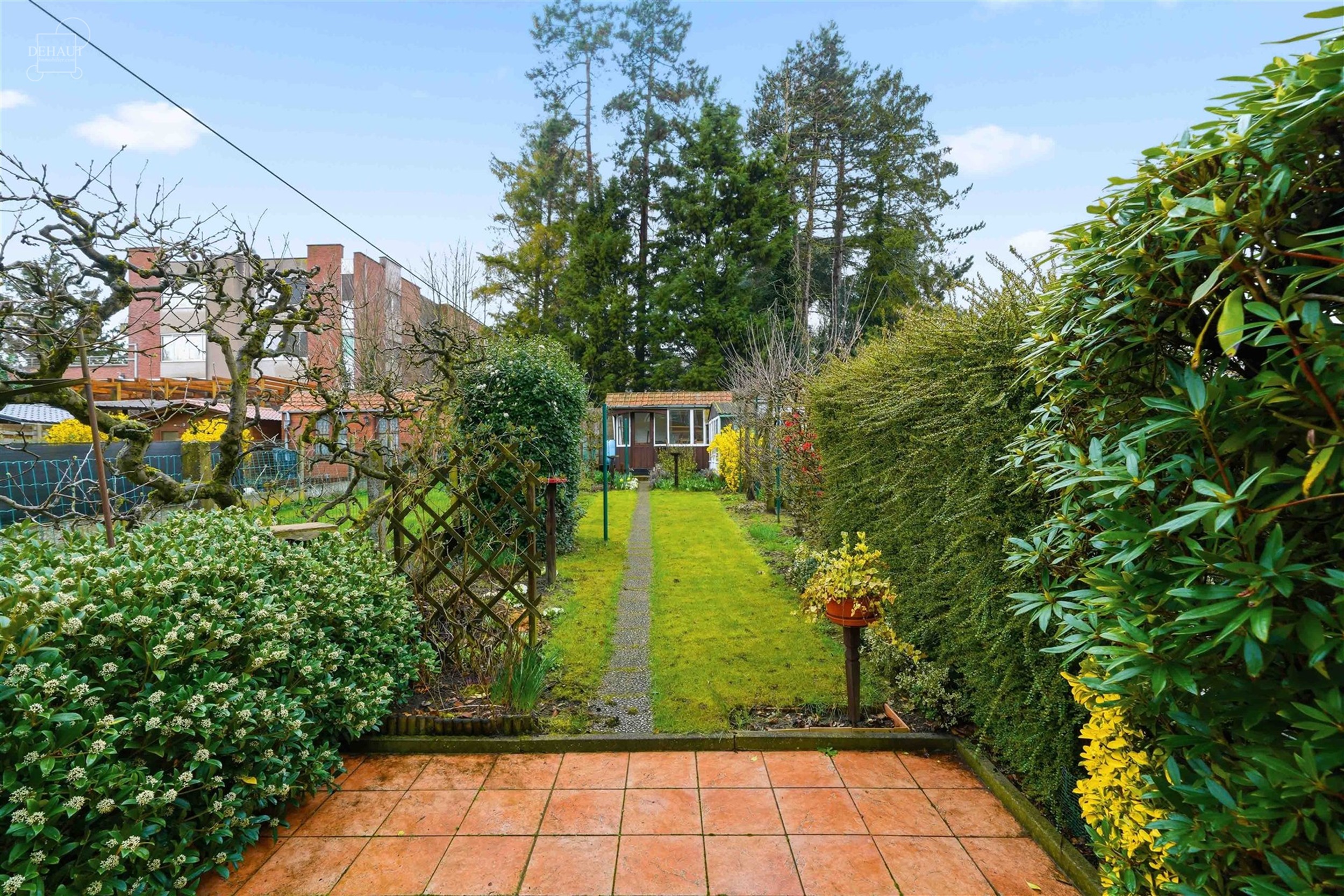 Stadswoning gelegen in een rustige straat vlakbij het stadscentrum. Het bestaat uit een mooie hal die leidt naar een woonkamer, een ingerichte keuken,...