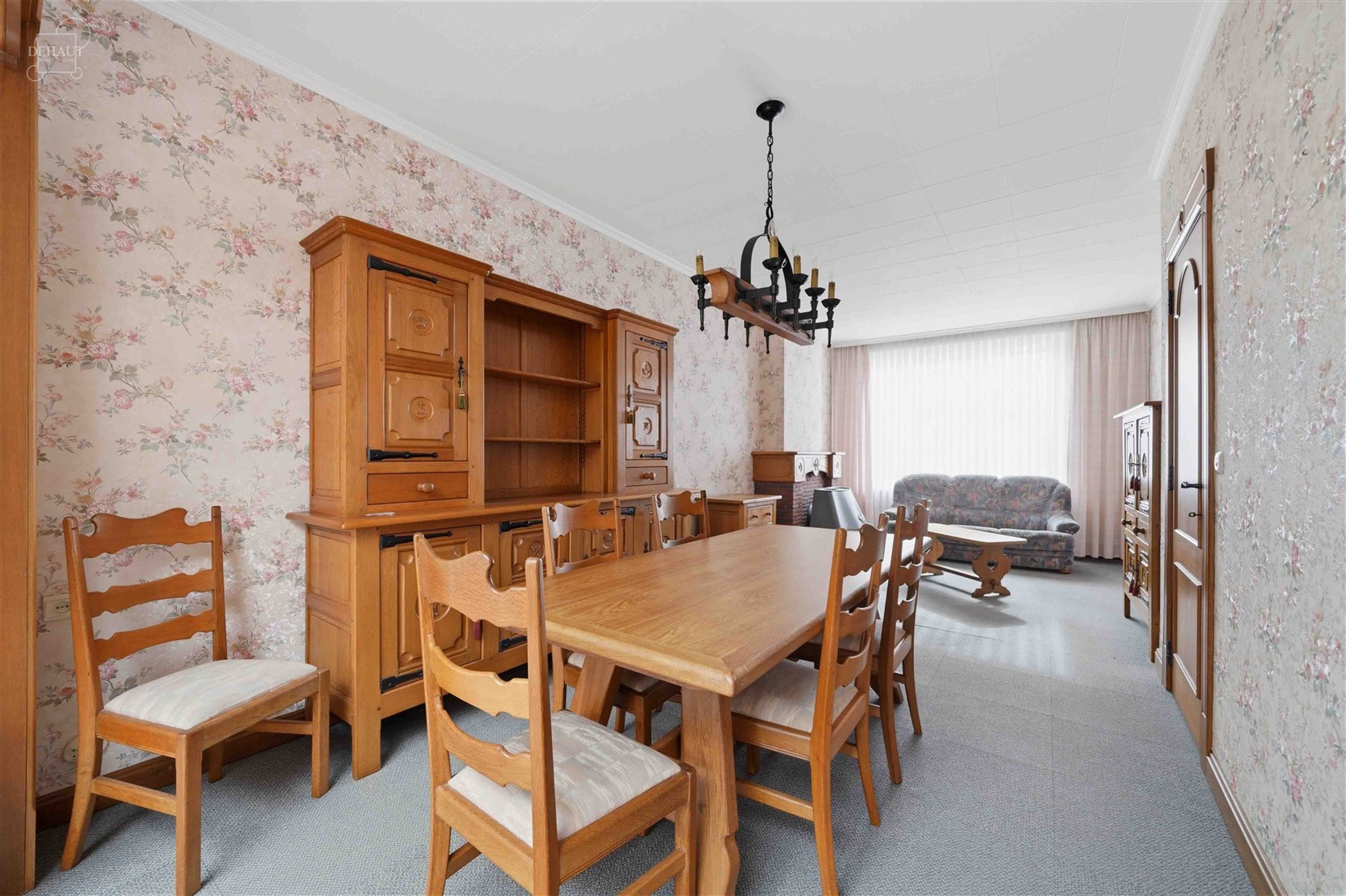 Stadswoning gelegen in een rustige straat vlakbij het stadscentrum. Het bestaat uit een mooie hal die leidt naar een woonkamer, een ingerichte keuken,...