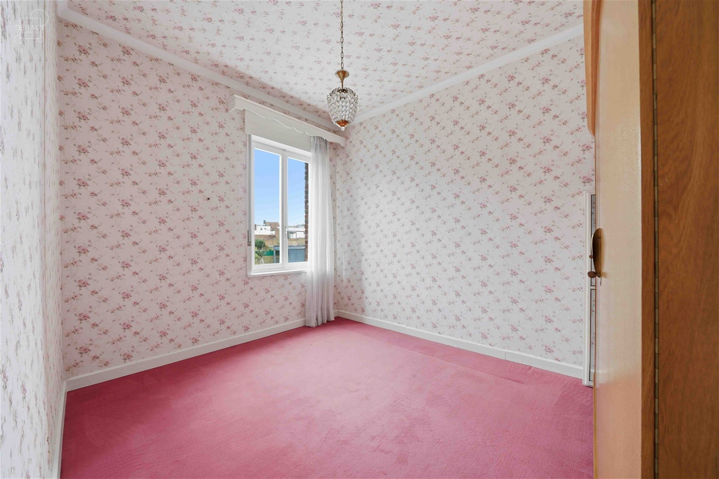 Stadswoning gelegen in een rustige straat vlakbij het stadscentrum. Het bestaat uit een mooie hal die leidt naar een woonkamer, een ingerichte keuken,...