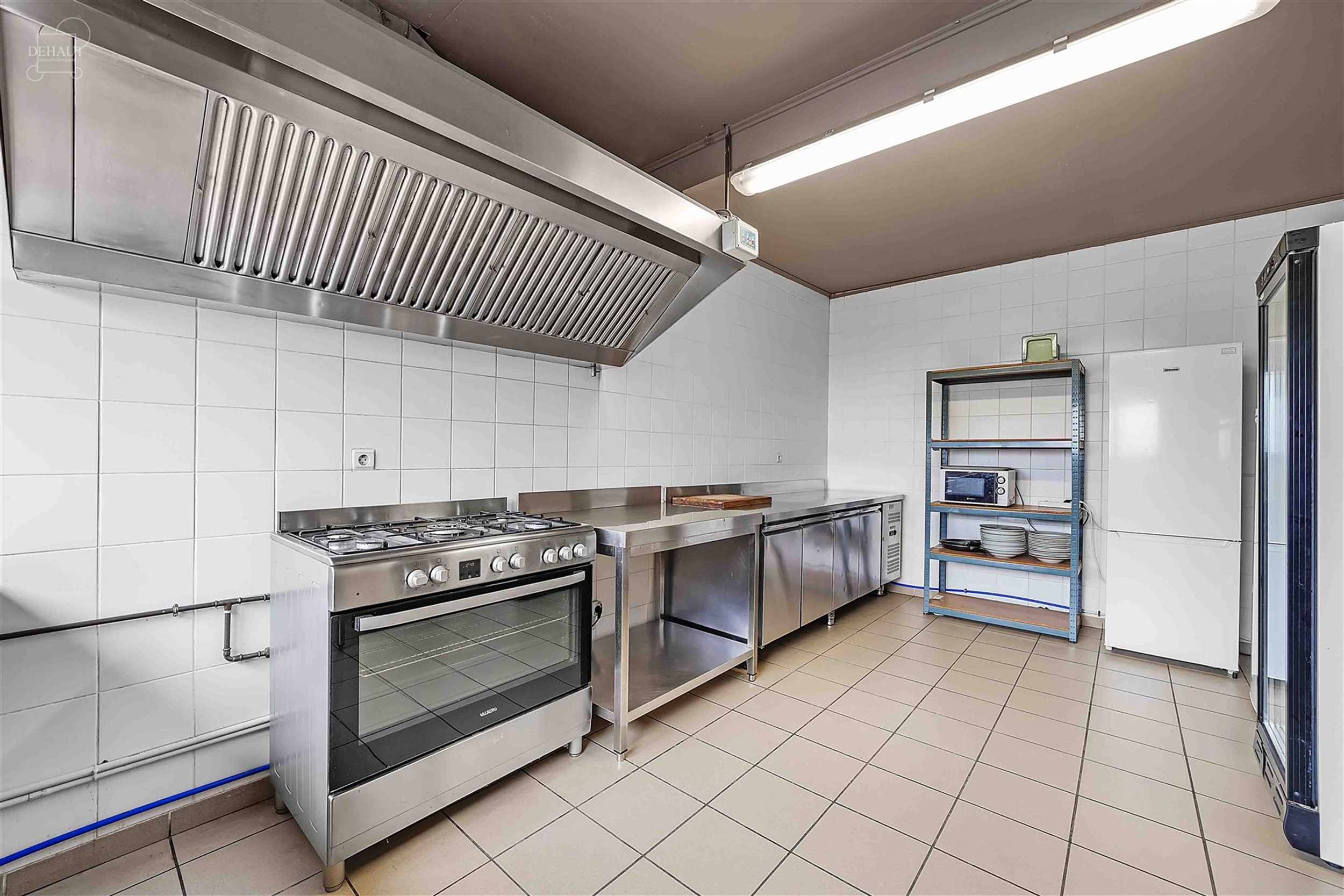 Salle des fêtes avec excellente rentabilité. Équipée d'un bar, d'une cuisine professionnelle, de WC homme / femme et de 2 réserves. Installation ...