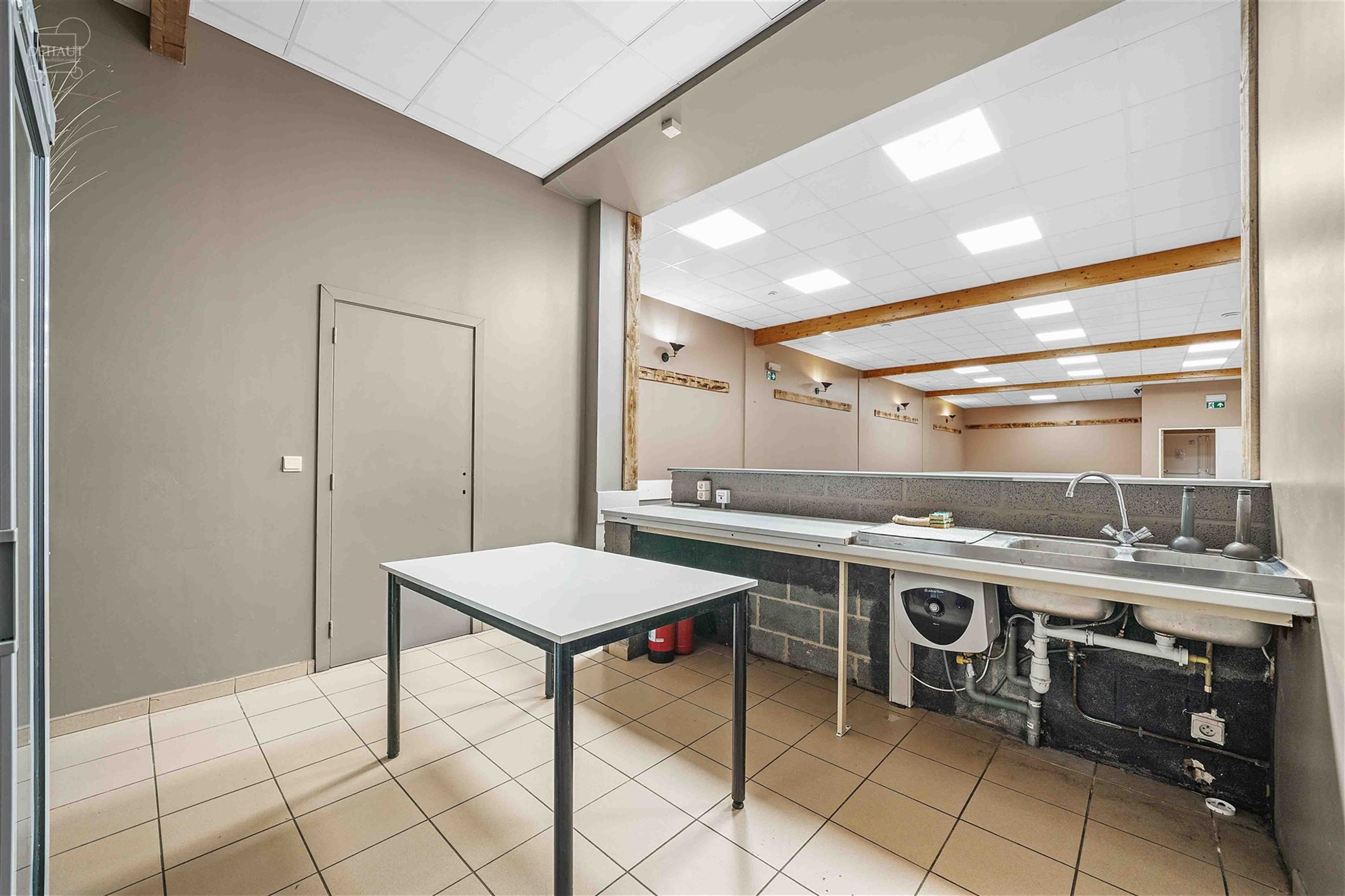 Salle des fêtes avec excellente rentabilité. Équipée d'un bar, d'une cuisine professionnelle, de WC homme / femme et de 2 réserves. Installation ...