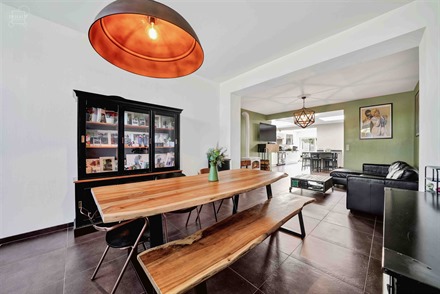 Zeer aantrekkelijk modern huis met op de begane grond een hal die leidt naar een ruime woonkamer, een volledig uitgeruste keuken, een droge kelder, ee...