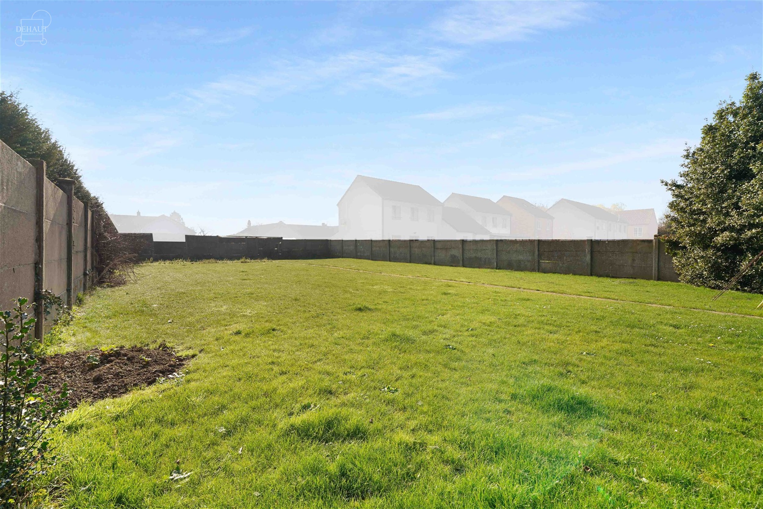 Veelbelovende vrijstaande stadswoning met deel van een bouwkavel aan de achterzijde met uitzicht op Résidence Val de Lys.
Beschikt over ca. 180m² w...