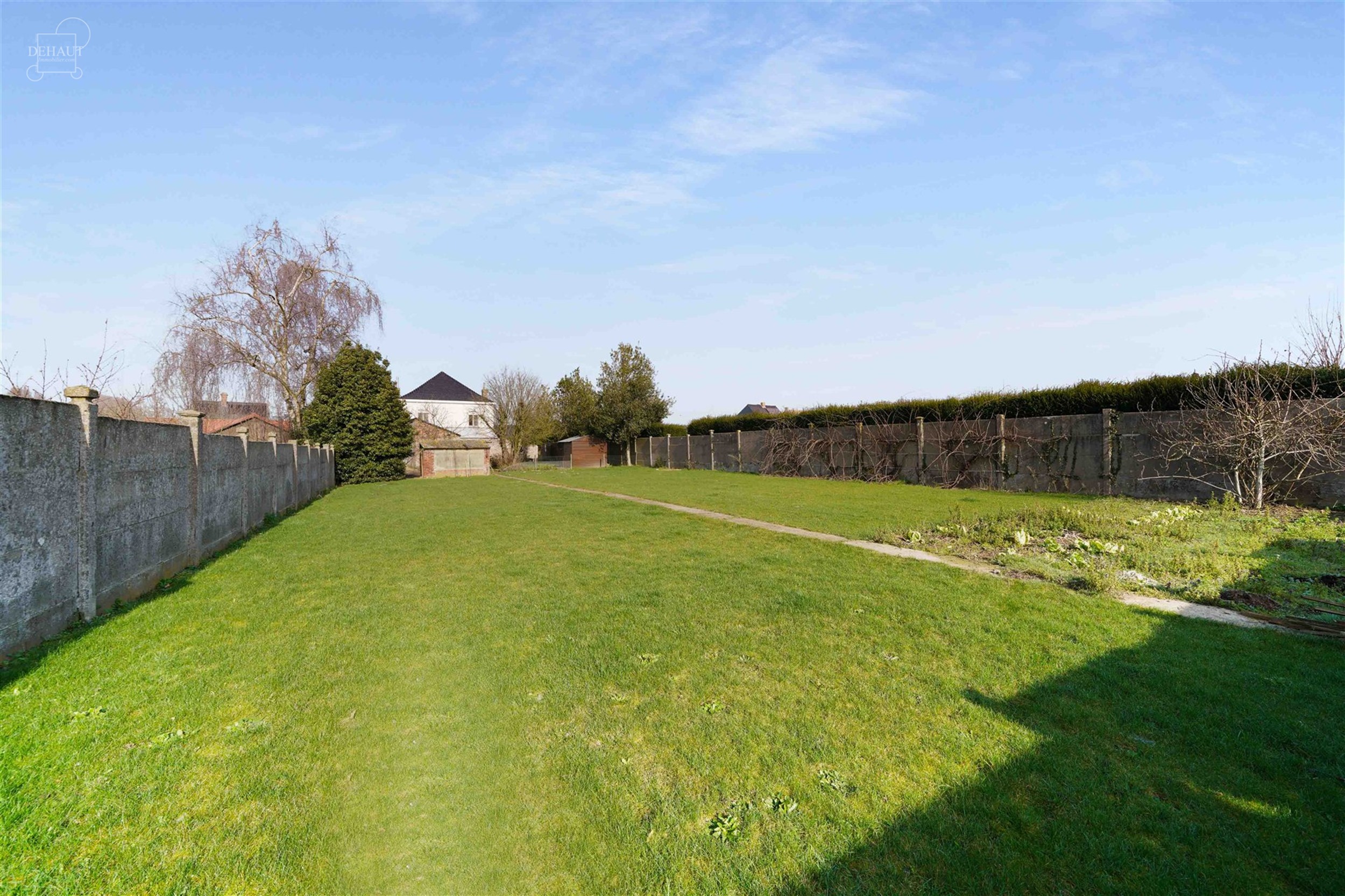 Veelbelovende vrijstaande stadswoning met deel van een bouwkavel aan de achterzijde met uitzicht op Résidence Val de Lys.
Beschikt over ca. 180m² w...