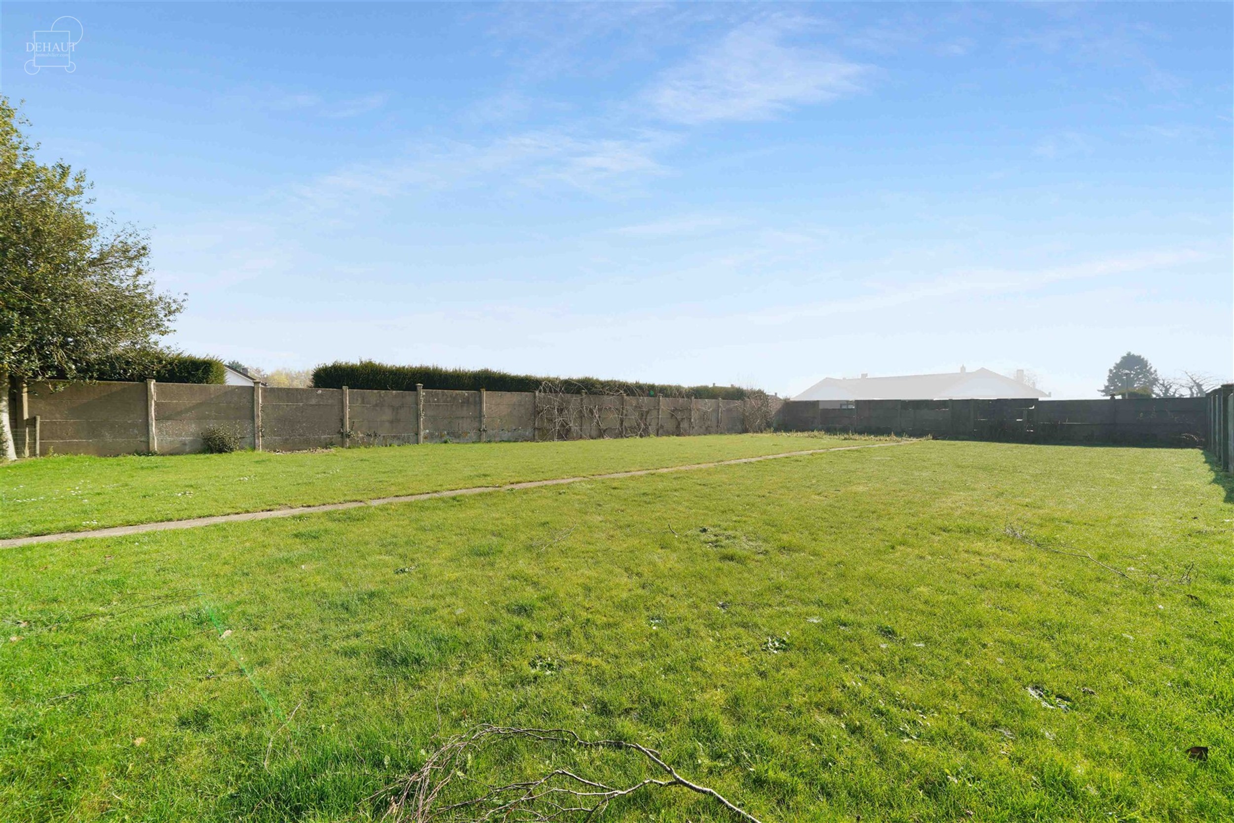 Veelbelovende vrijstaande stadswoning met deel van een bouwkavel aan de achterzijde met uitzicht op Résidence Val de Lys.
Beschikt over ca. 180m² w...