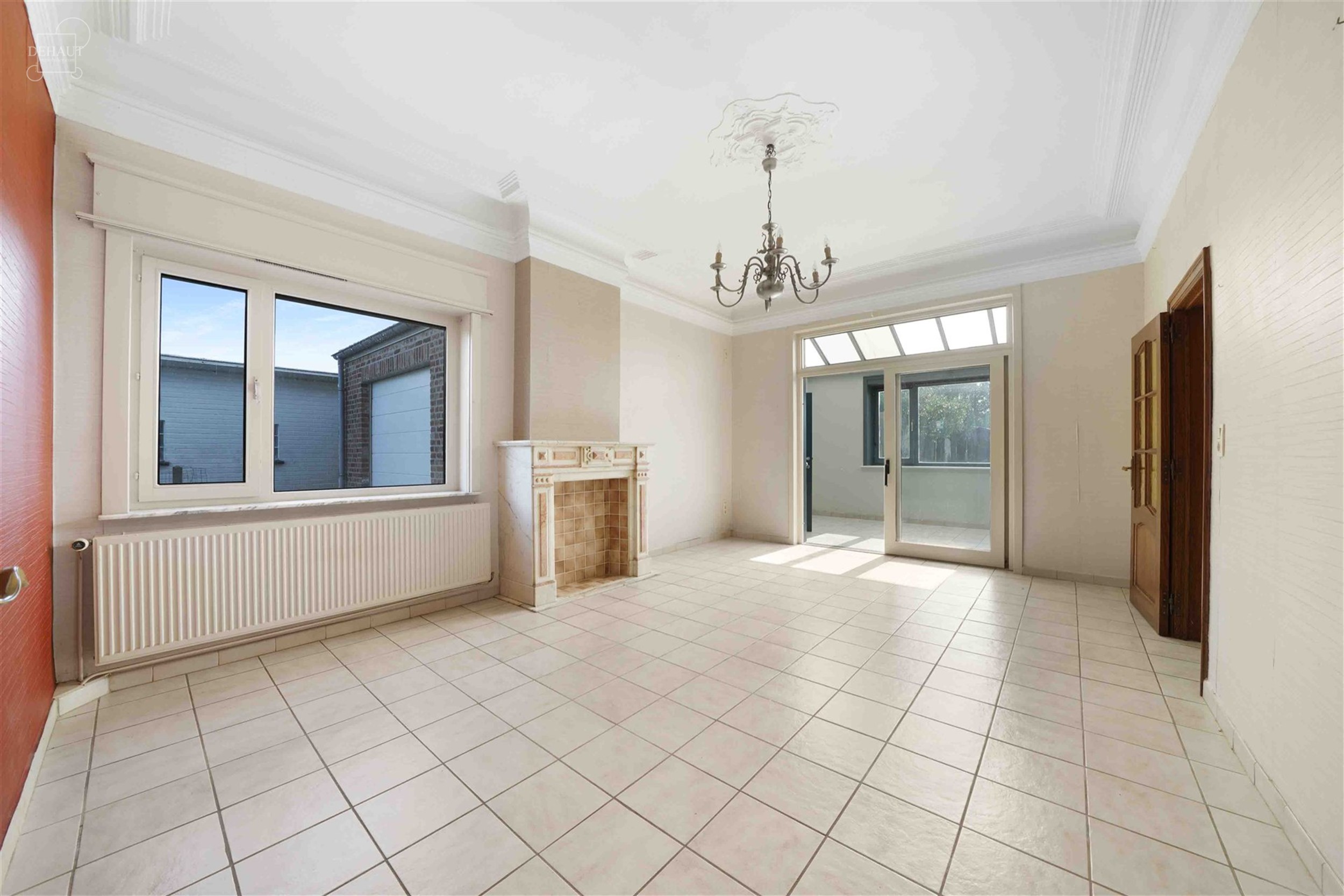 Veelbelovende vrijstaande stadswoning met deel van een bouwkavel aan de achterzijde met uitzicht op Résidence Val de Lys.
Beschikt over ca. 180m² w...