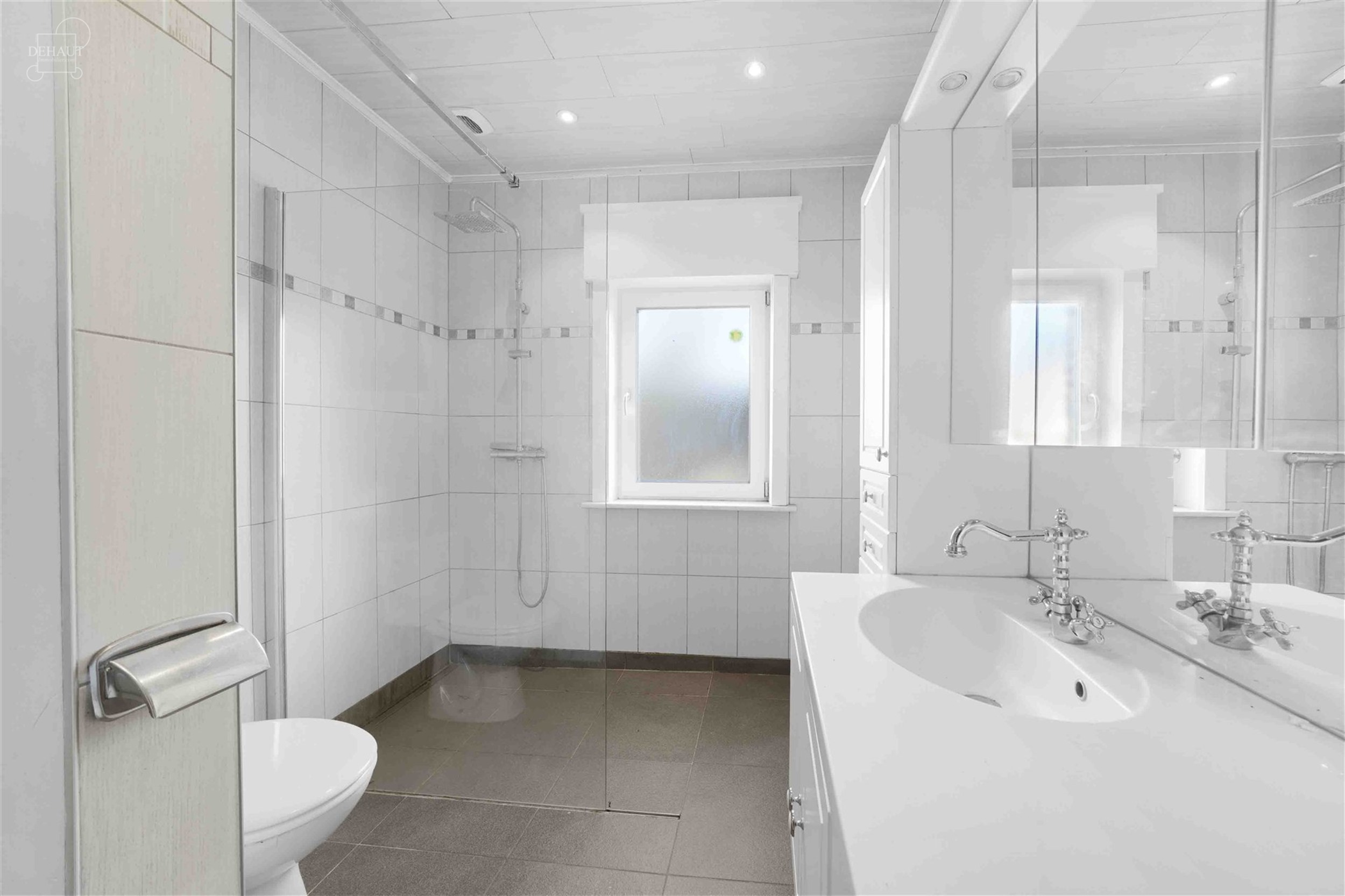 Veelbelovende vrijstaande stadswoning met deel van een bouwkavel aan de achterzijde met uitzicht op Résidence Val de Lys.
Beschikt over ca. 180m² w...