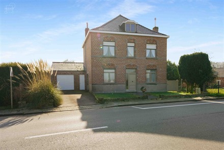 Veelbelovende vrijstaande stadswoning met deel van een bouwkavel aan de achterzijde met uitzicht op Résidence Val de Lys.
Beschikt over ca. 180m² w...