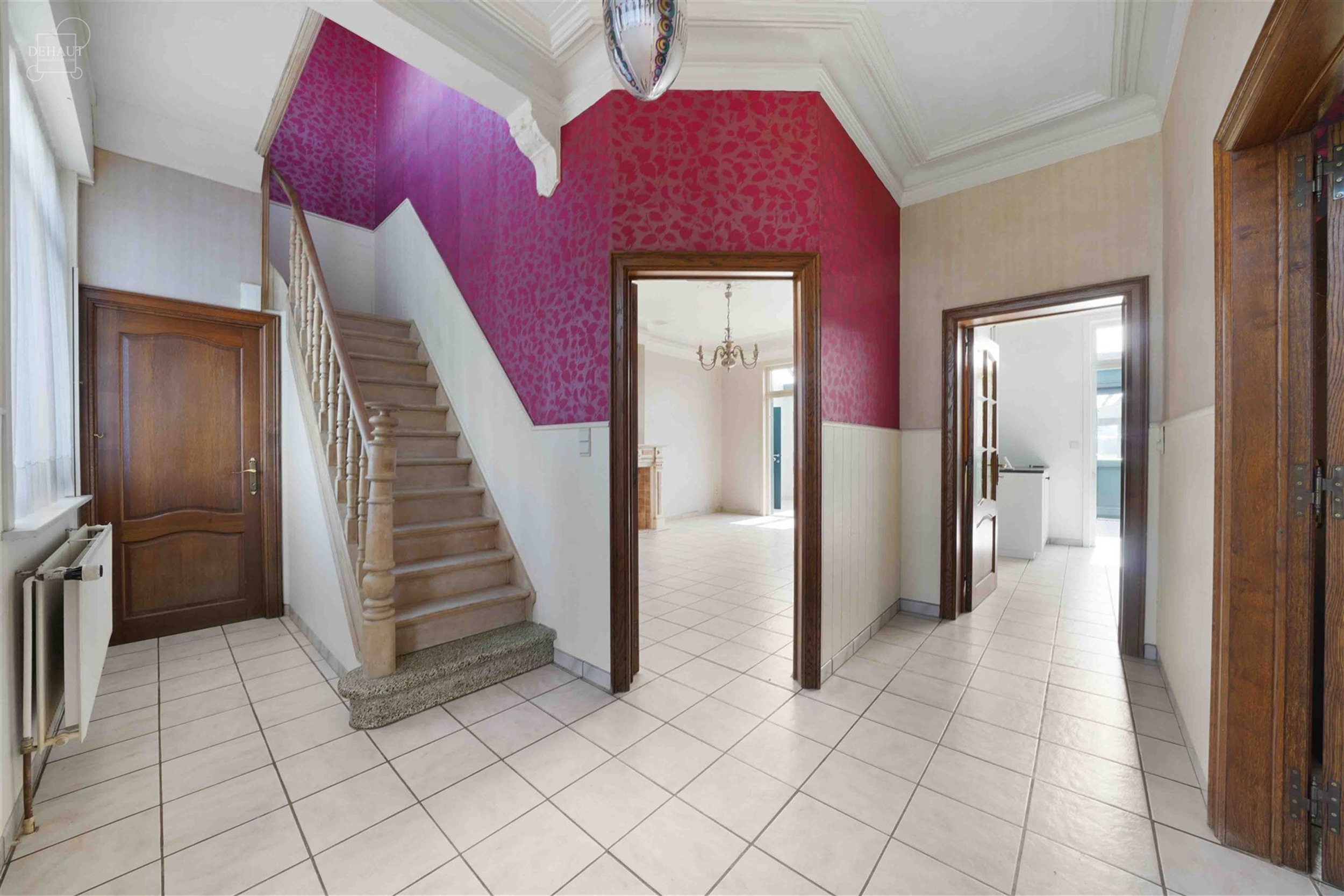 Veelbelovende vrijstaande stadswoning met deel van een bouwkavel aan de achterzijde met uitzicht op Résidence Val de Lys.
Beschikt over ca. 180m² w...