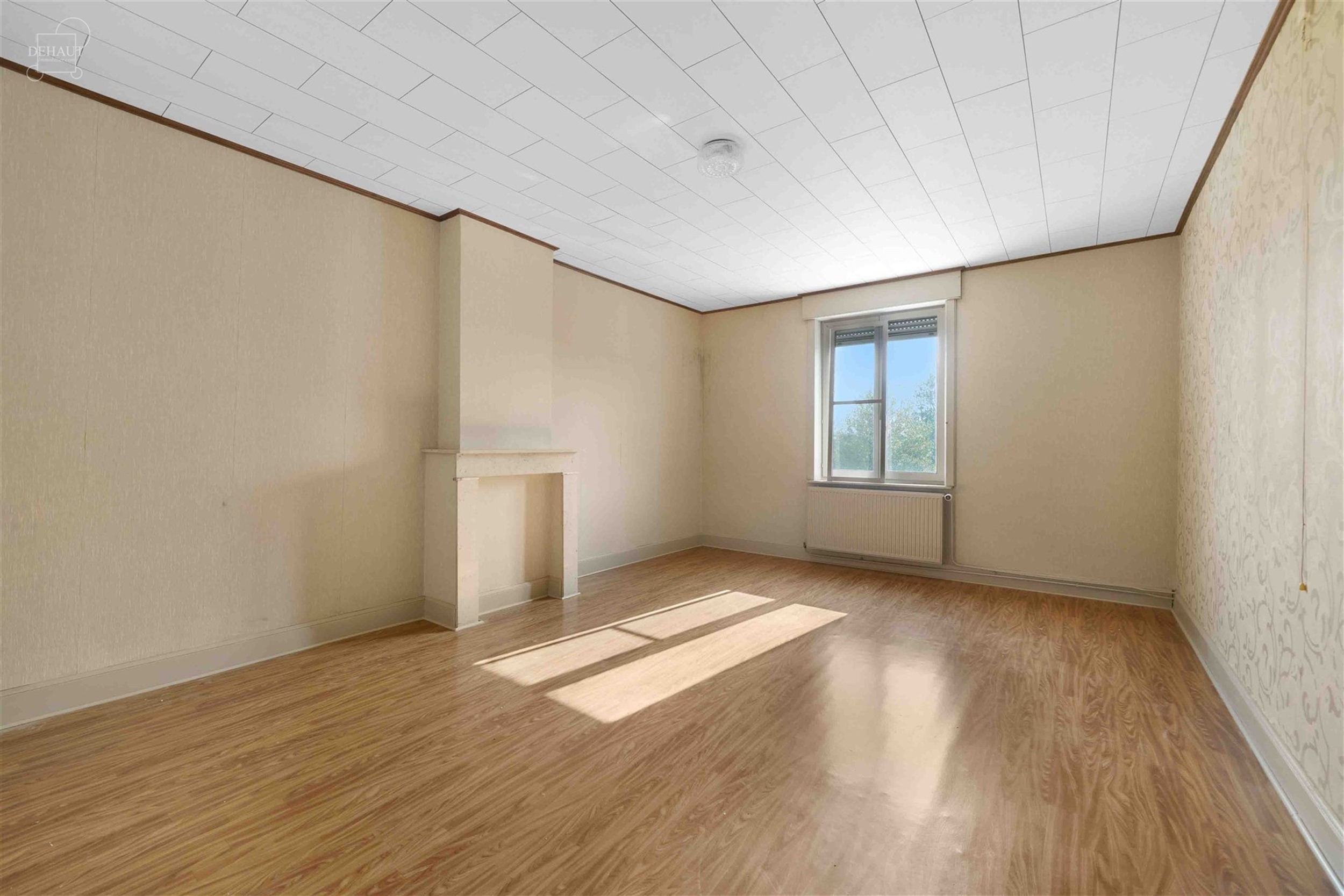 Veelbelovende vrijstaande stadswoning met deel van een bouwkavel aan de achterzijde met uitzicht op Résidence Val de Lys.
Beschikt over ca. 180m² w...