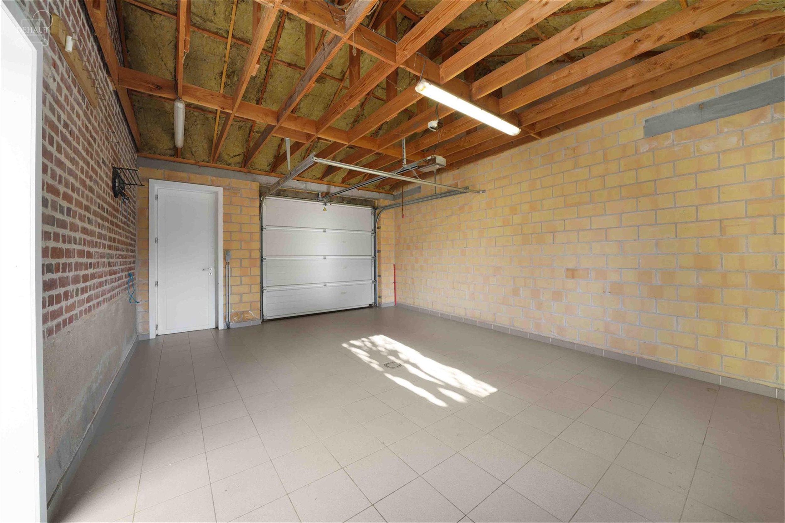 Veelbelovende vrijstaande stadswoning met deel van een bouwkavel aan de achterzijde met uitzicht op Résidence Val de Lys.
Beschikt over ca. 180m² w...