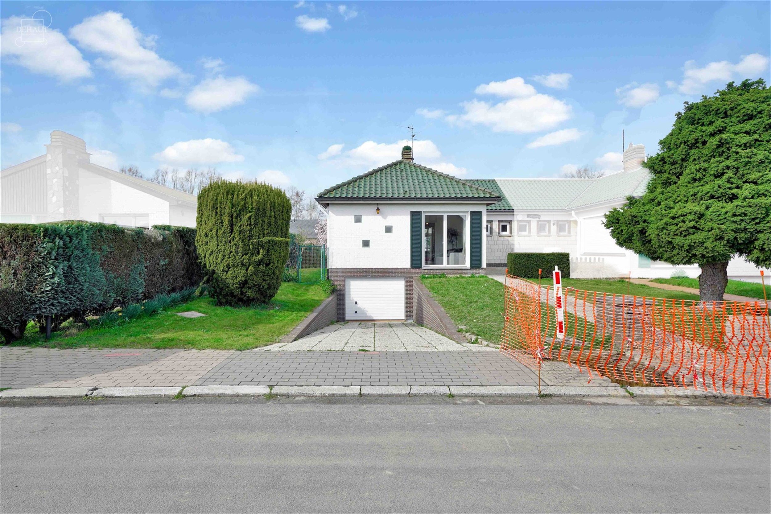 Aantrekkelijk gelijkvloers huis met 3 gevels, volledig uitgegraven met grote garage. Entree, hal die leidt naar een lichte woonkamer met open keuken, ...