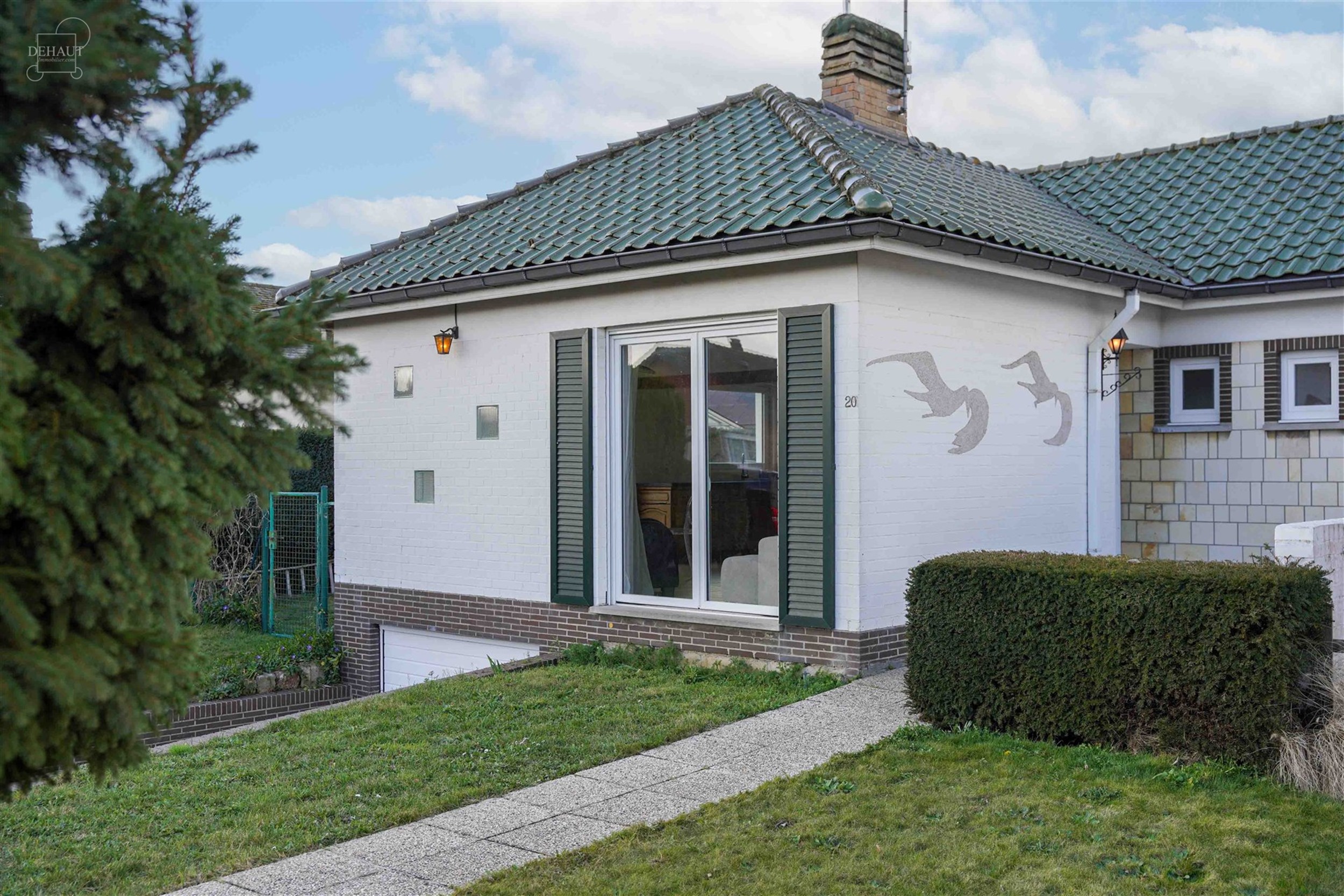 Aantrekkelijk gelijkvloers huis met 3 gevels, volledig uitgegraven met grote garage. Entree, hal die leidt naar een lichte woonkamer met open keuken, ...